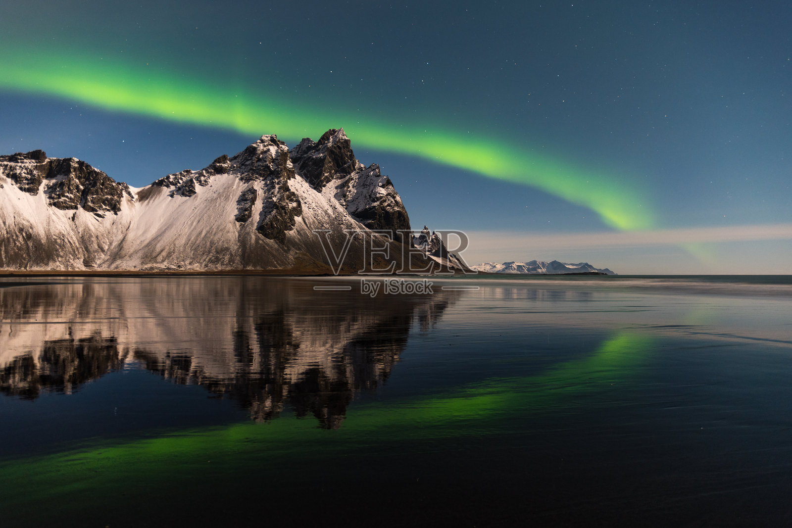 冰岛维斯特霍恩山上的北极光照片摄影图片