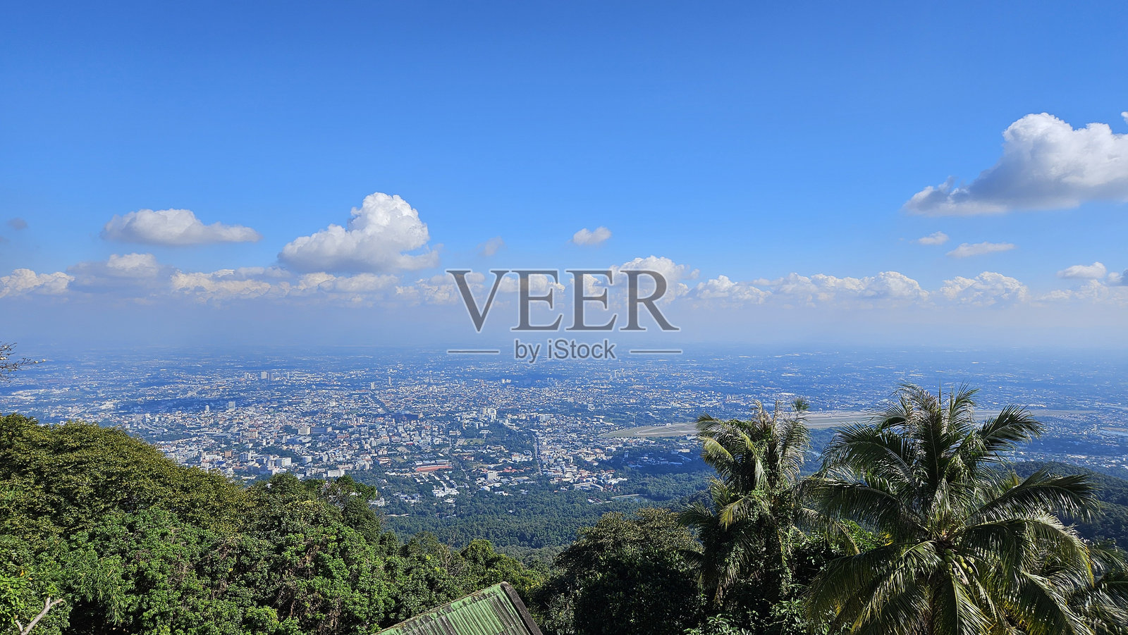 惊人的景色,白云和蓝天照片摄影图片