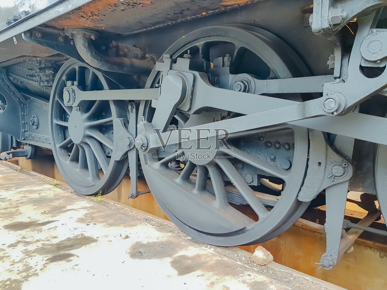 老式蒸汽机车的运行装置和车轮特写照片摄影图片