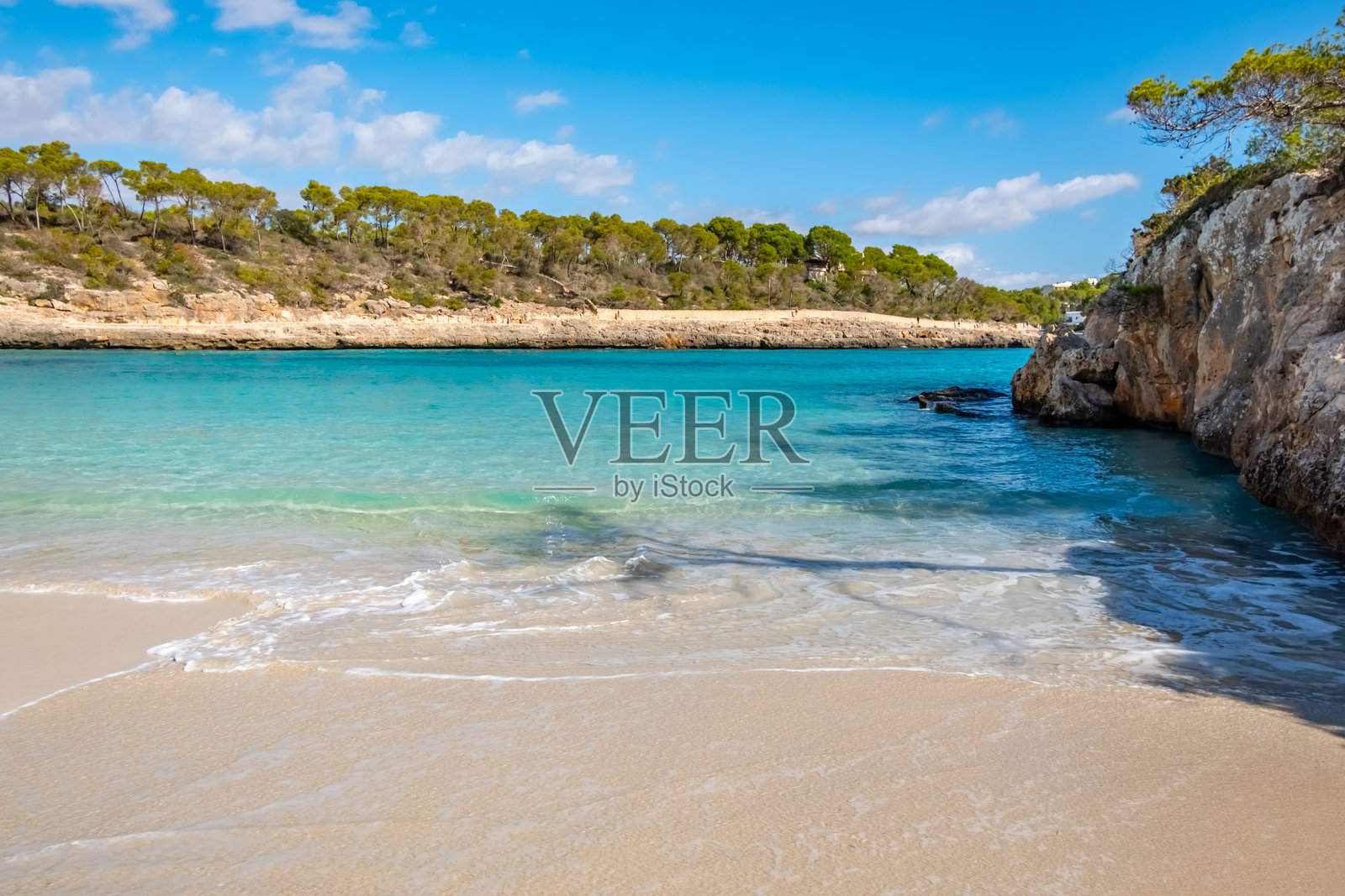 卡拉蒙德拉戈,卡拉多尔,西班牙马约卡东南海岸,巴利阿里群岛,欧洲,碧蓝的海水和岩石海岸线照片摄影图片