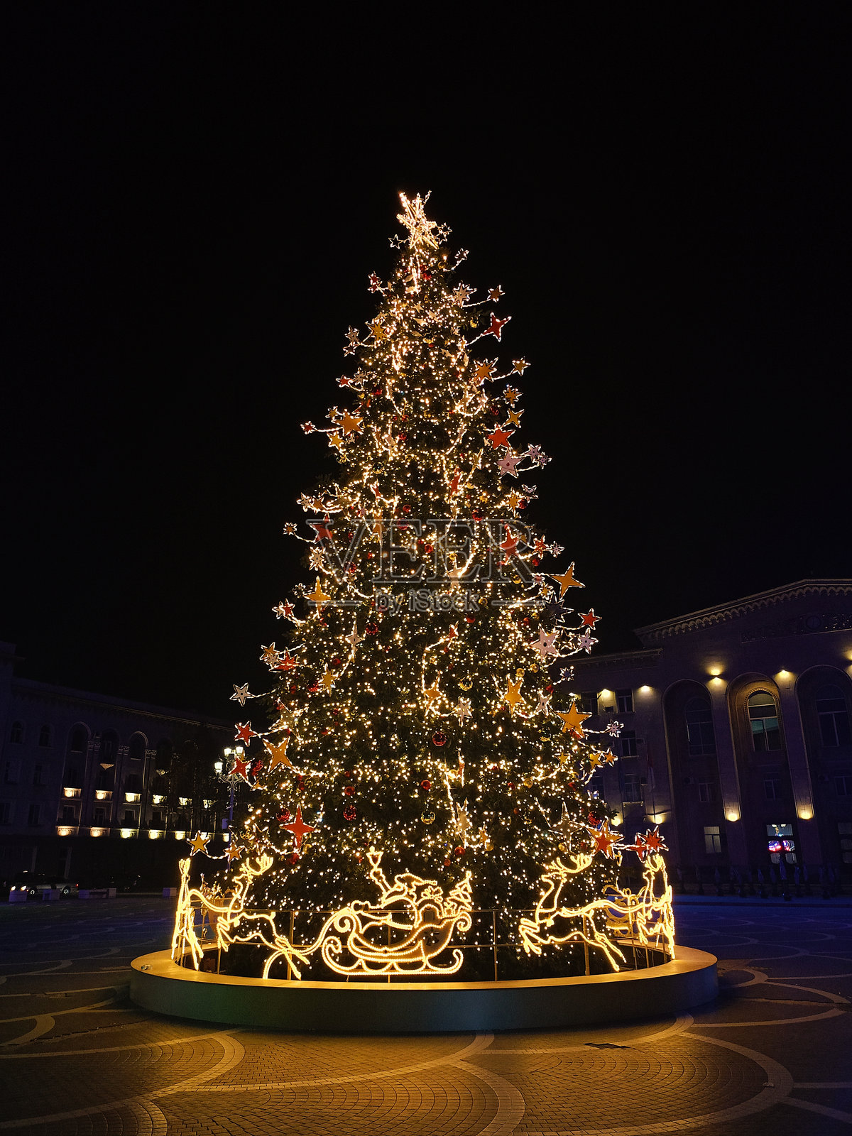 非常美丽的2025年新年树位于鲁斯塔维市的主广场上。照片摄影图片