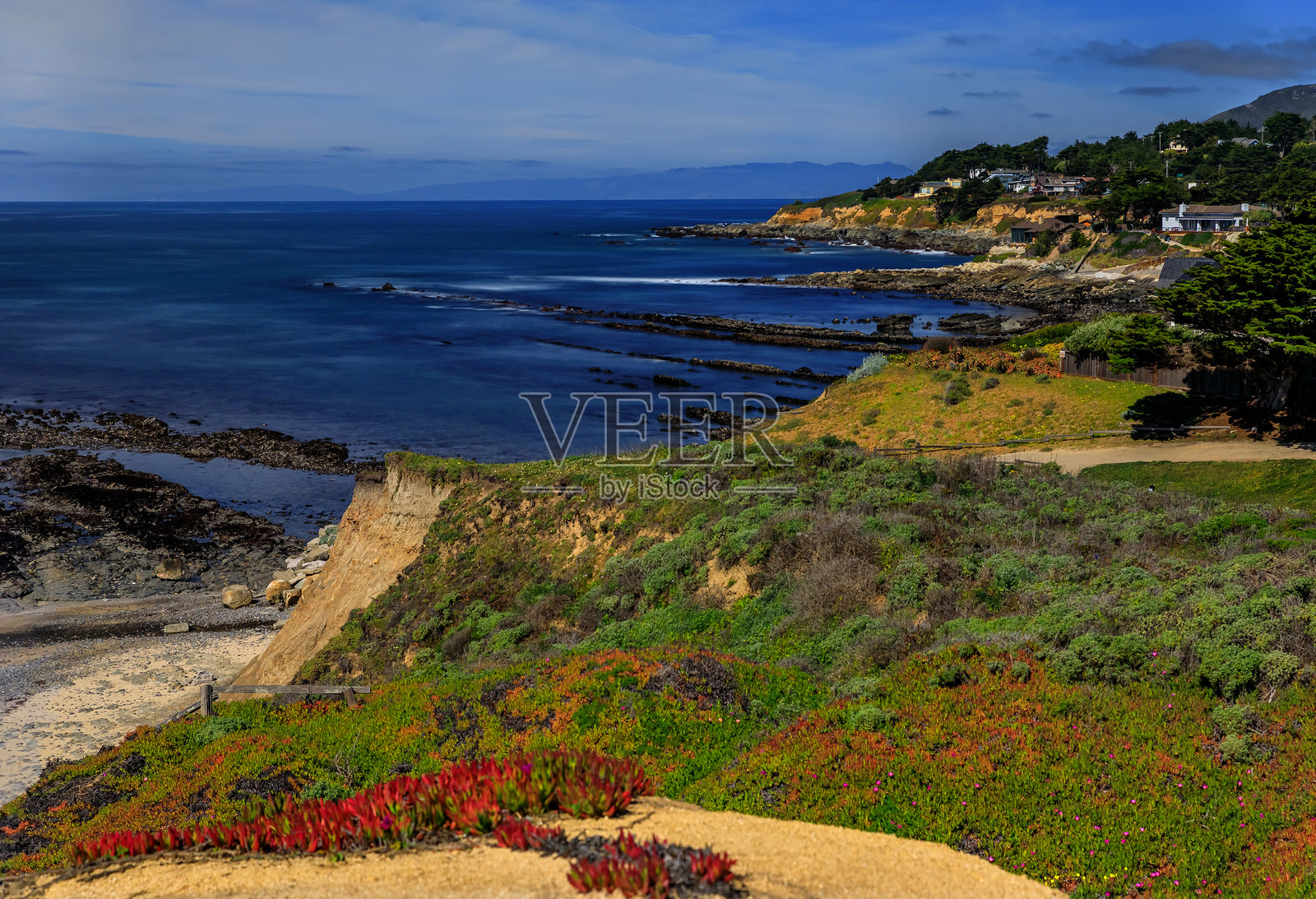 加利福尼亚州莫斯海滩的太平洋海岸悬崖与岩石海岸照片摄影图片