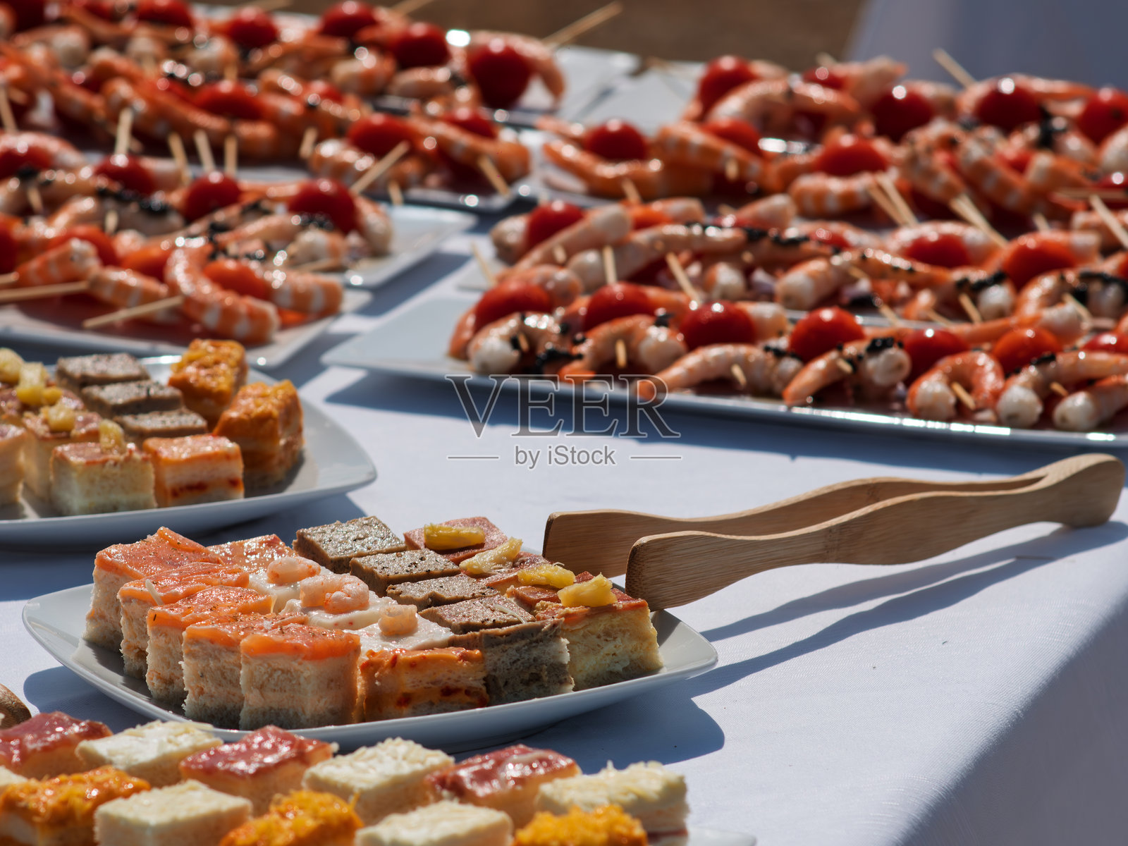 五彩缤纷的海鲜和节日开胃菜拼盘照片摄影图片