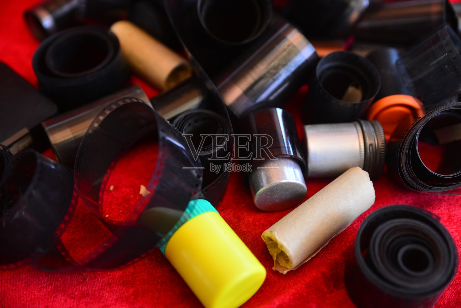 负35毫米胶卷和胶卷盒在红色背景上孤立展示照片摄影图片