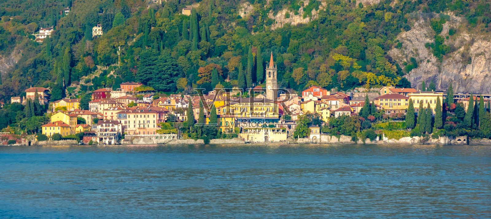 意大利伦巴第大区科莫湖东岸美丽的传统村庄瓦伦纳的全景。照片摄影图片