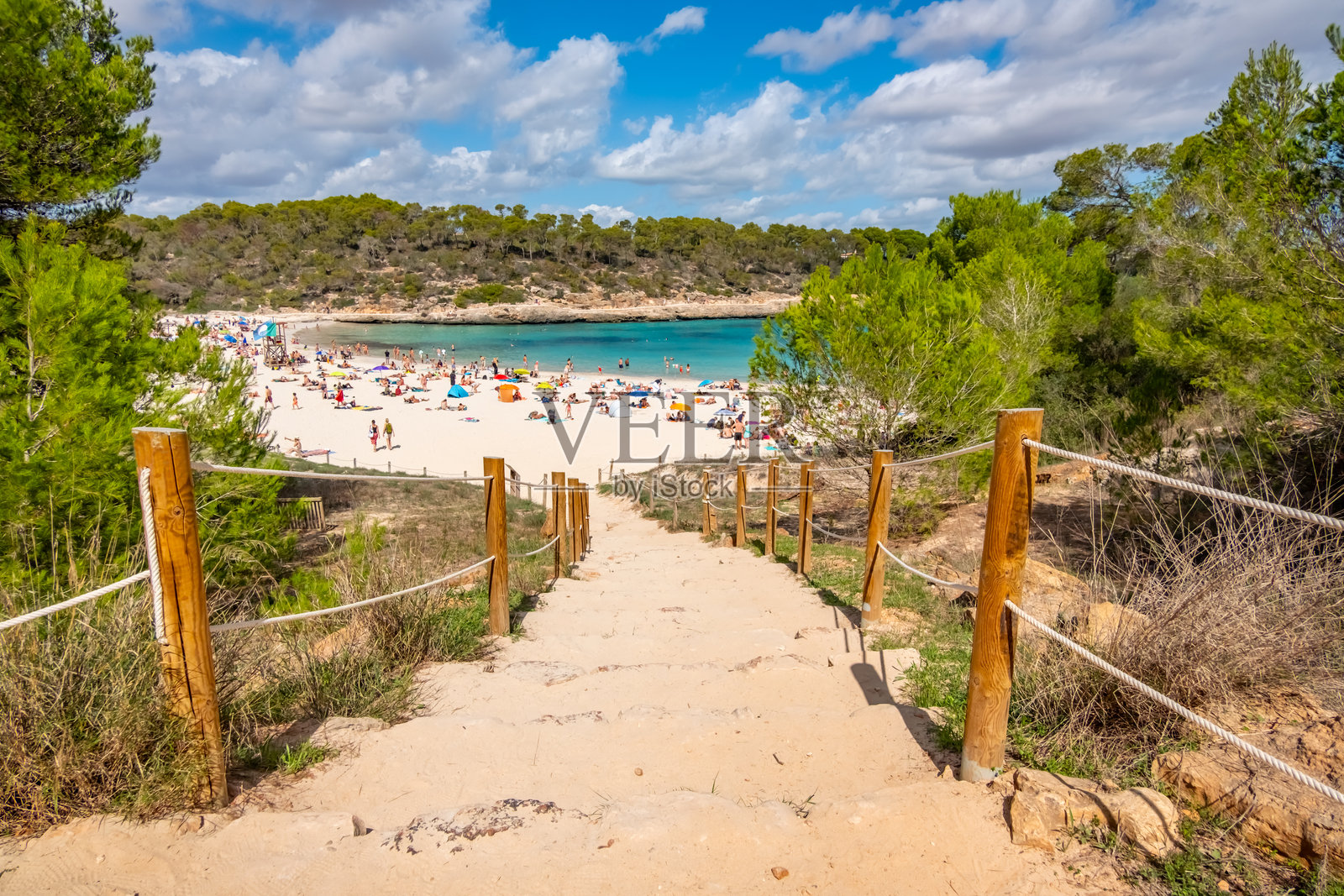 卡拉蒙德拉戈,卡拉多尔,西班牙马约卡东南海岸,巴利阿里群岛,欧洲,碧蓝的海水和岩石海岸线照片摄影图片