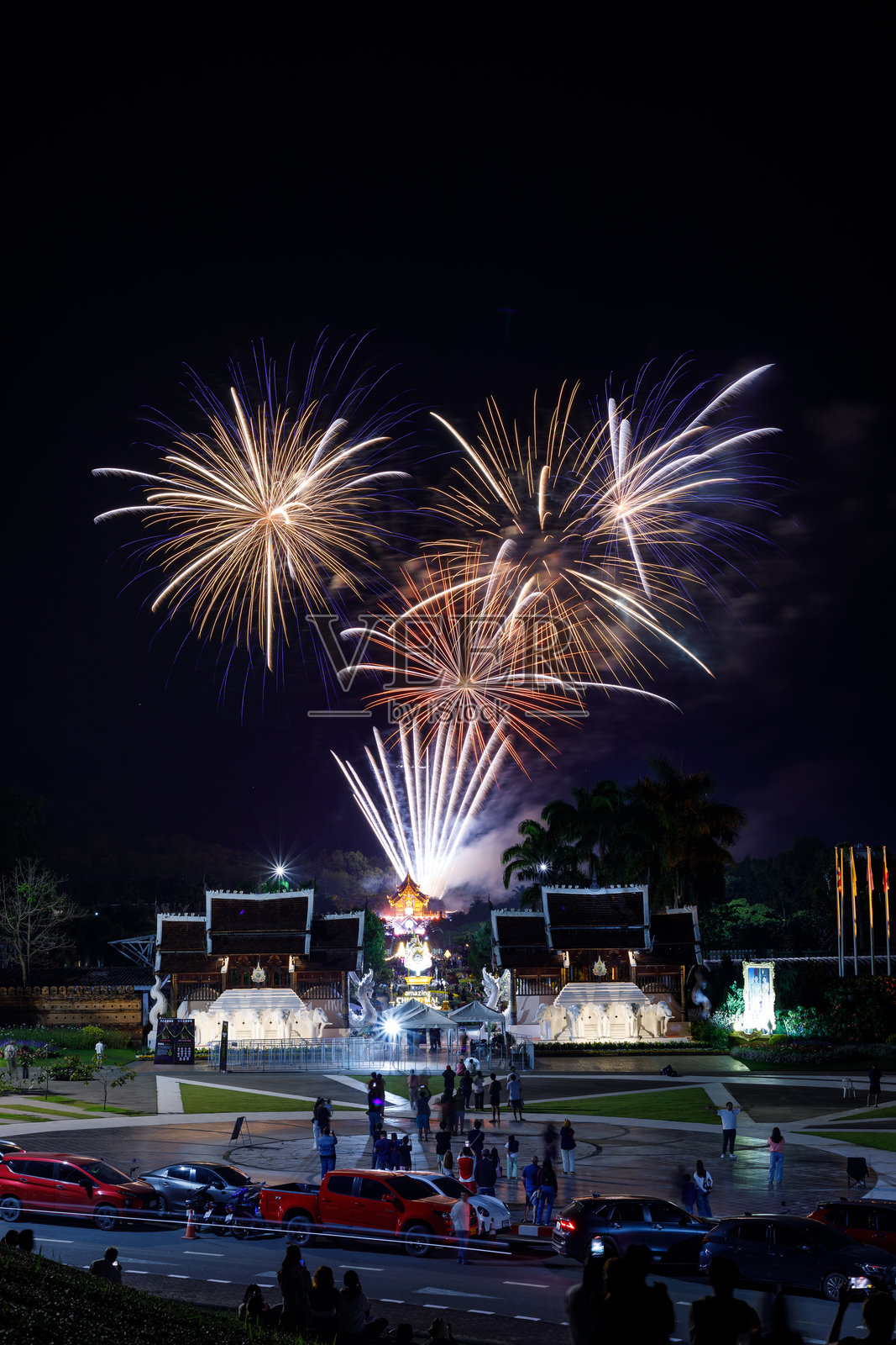 泰国清迈皇家公园拉贾普雷克的美丽烟花。照片摄影图片