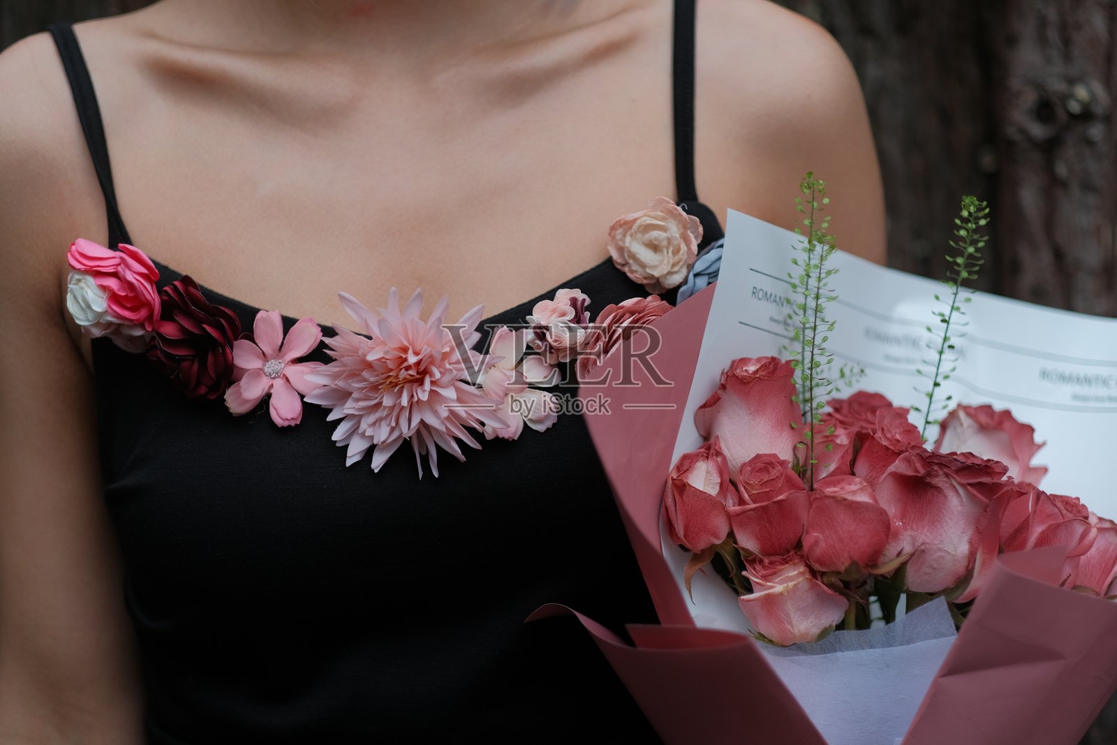 女人手持花束的中部特写照片摄影图片
