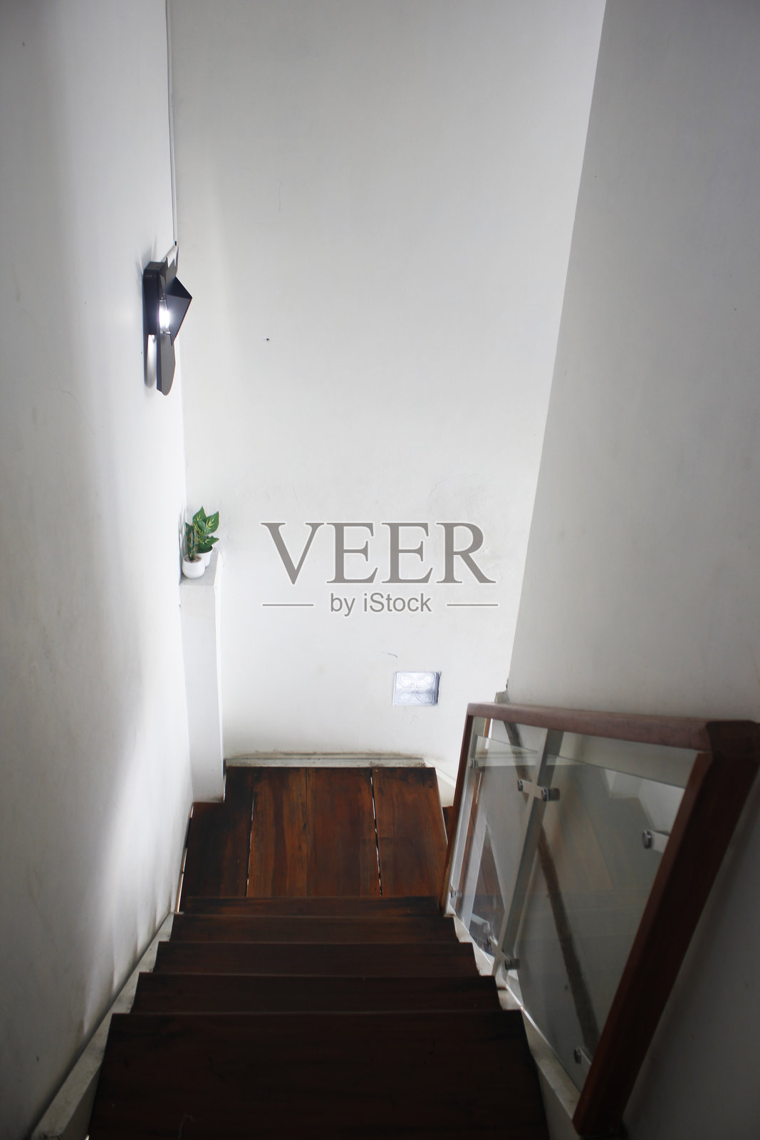 楼梯向下的照片照片摄影图片