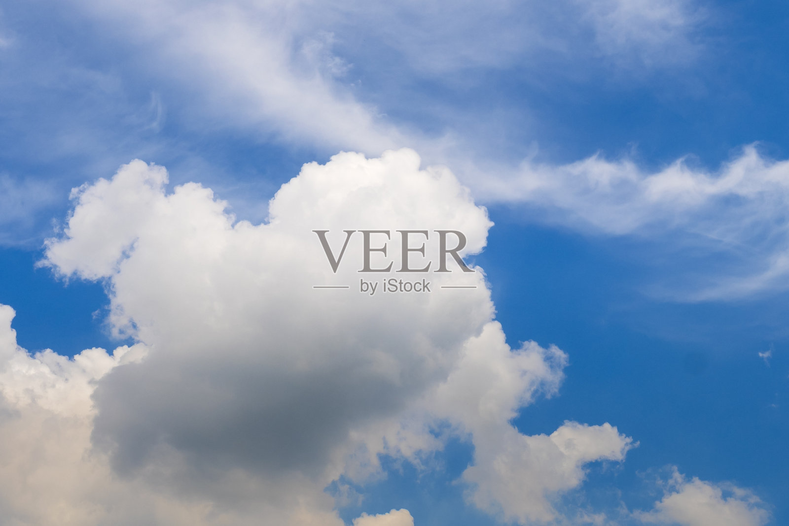 热带夏季蓝天,蓬松的白云,阳光明媚的夏日云景。清澈明亮的蓝色天际,春季阳光气候背景。天堂般的蓝色环境,生态高雅的自然风光。照片摄影图片