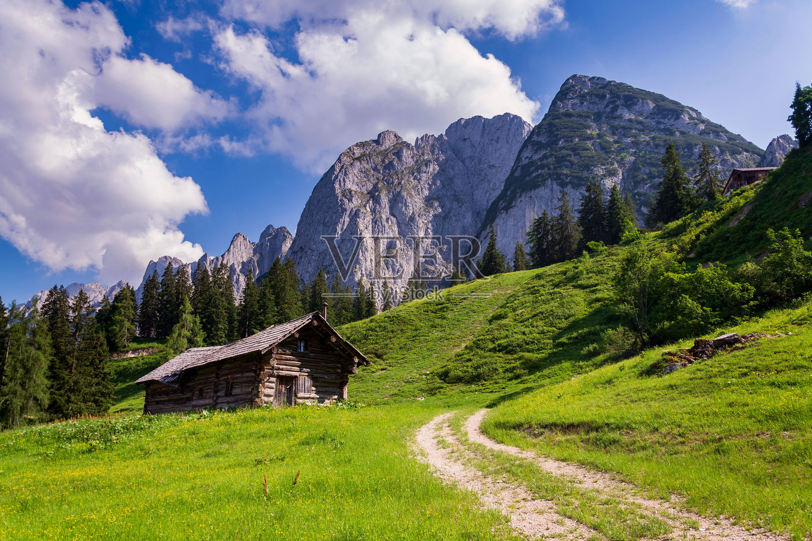 阿尔卑斯山中的多纳科格尔山,位于奥地利上奥地利州的古萨乌,阳光明媚的夏日。照片摄影图片