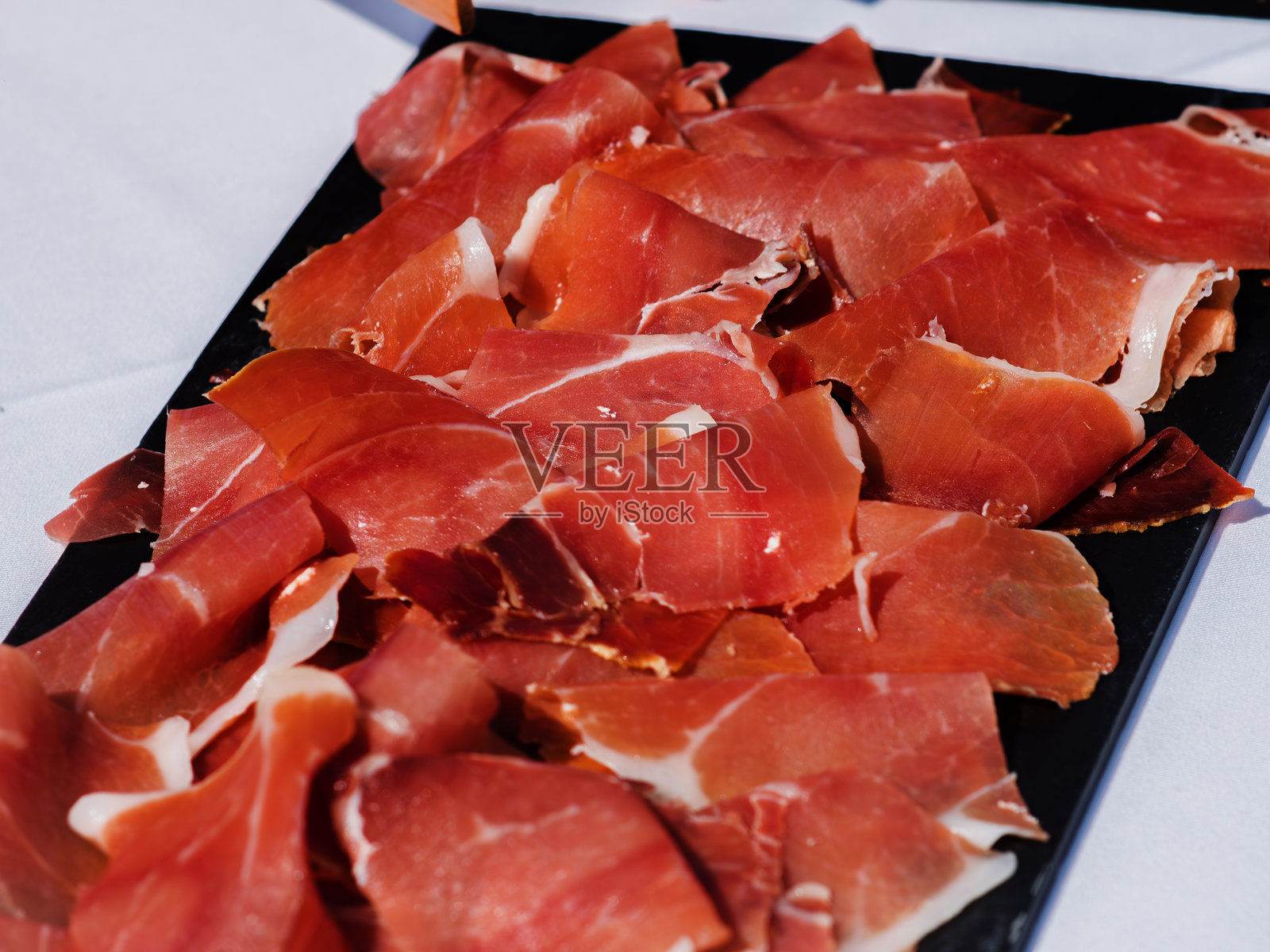 精美展示的薄切腌制火腿美食照片摄影图片
