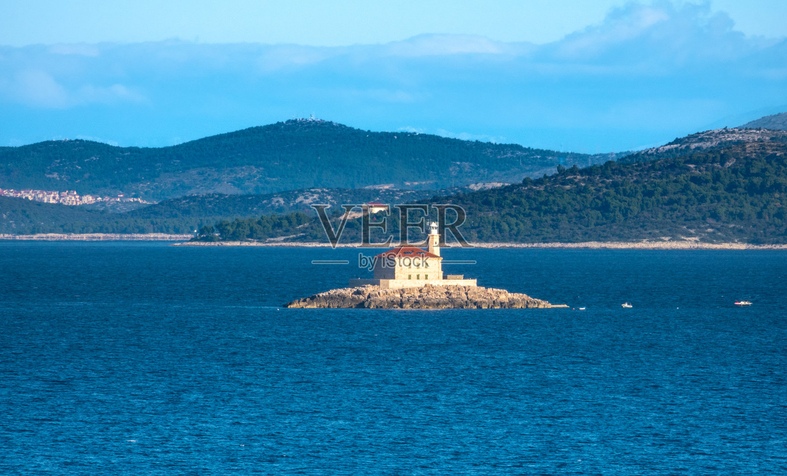 克罗地亚亚得里亚海达尔马提亚海岸的穆洛灯塔,坐落在一个岩石小岛上照片摄影图片