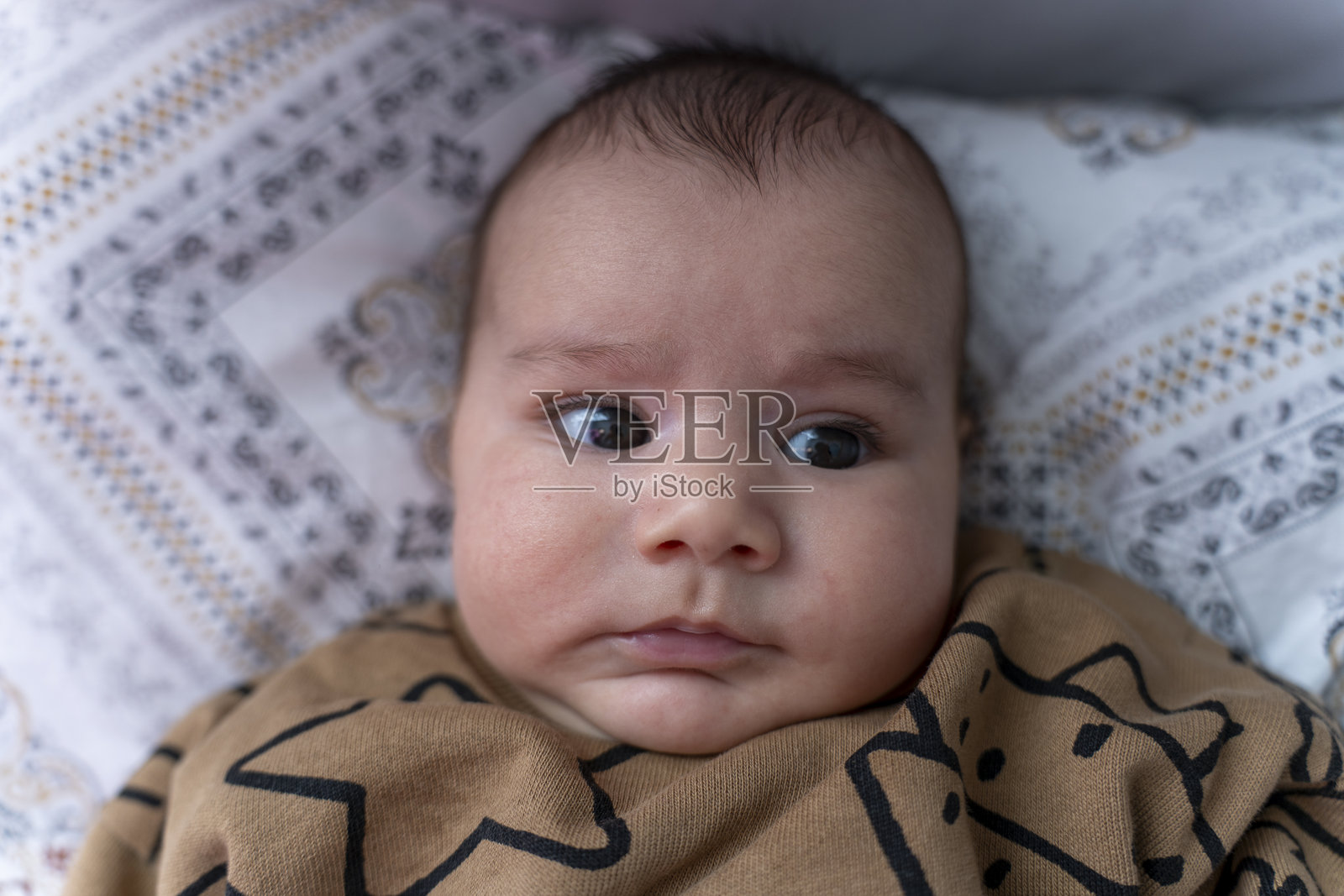 婴儿男孩的肖像。照片摄影图片