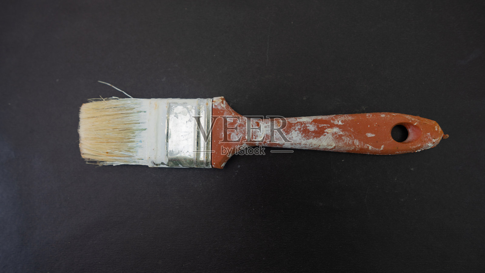 用于涂抹白色油漆的小刷子照片摄影图片