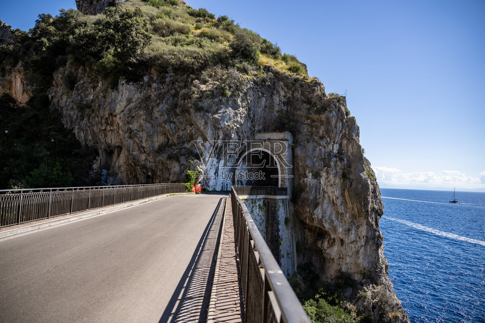 阳光明媚的阿马尔菲海岸公路和隧道,地中海,意大利。照片摄影图片