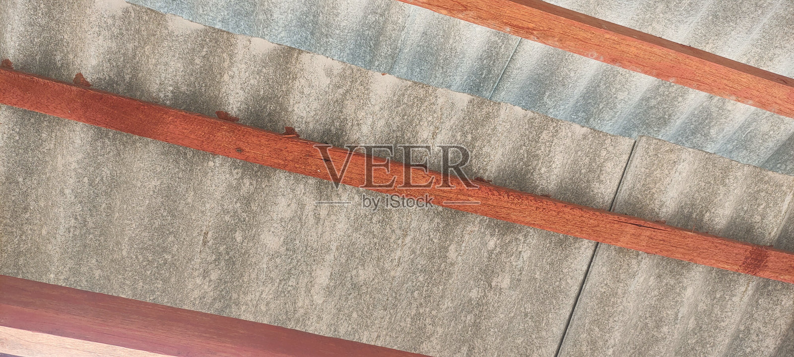 木梁和波纹金属屋顶。照片摄影图片