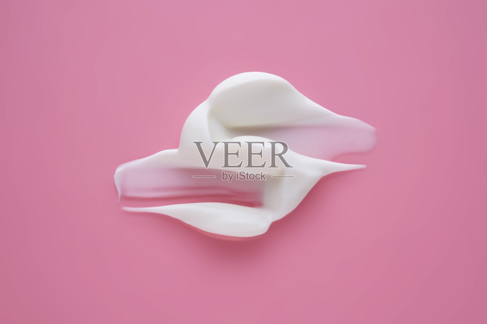 粉色背景上的白色奶油质感样本。照片摄影图片