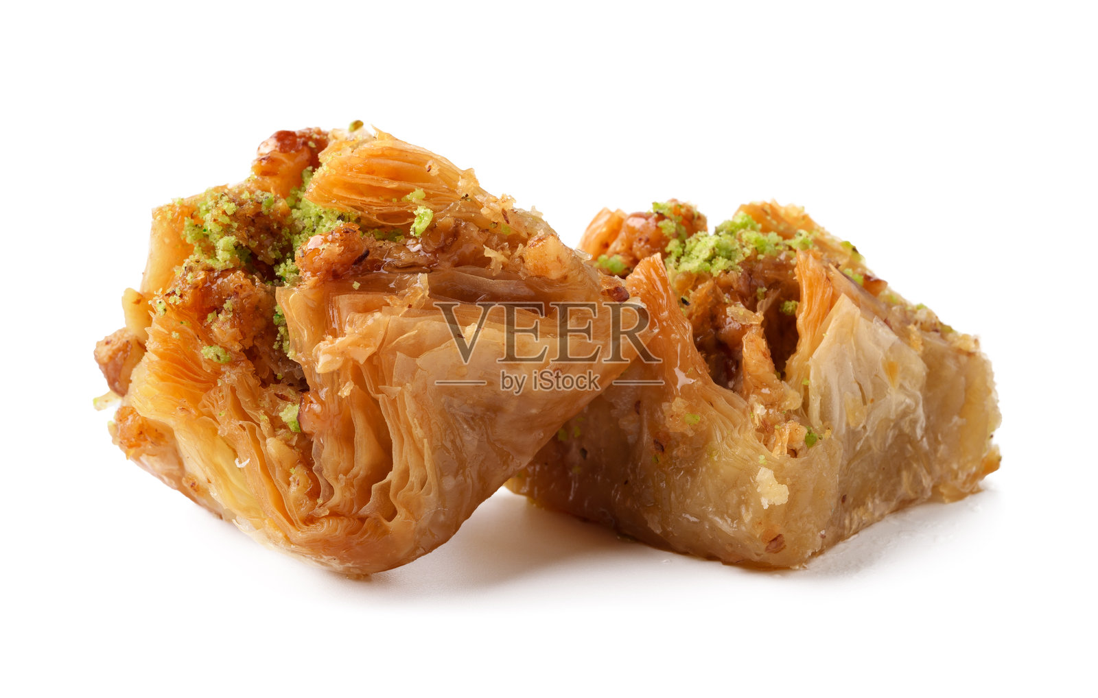 美味的巴克拉瓦,顶部撒上碎坚果,准备在甜点桌上享用照片摄影图片