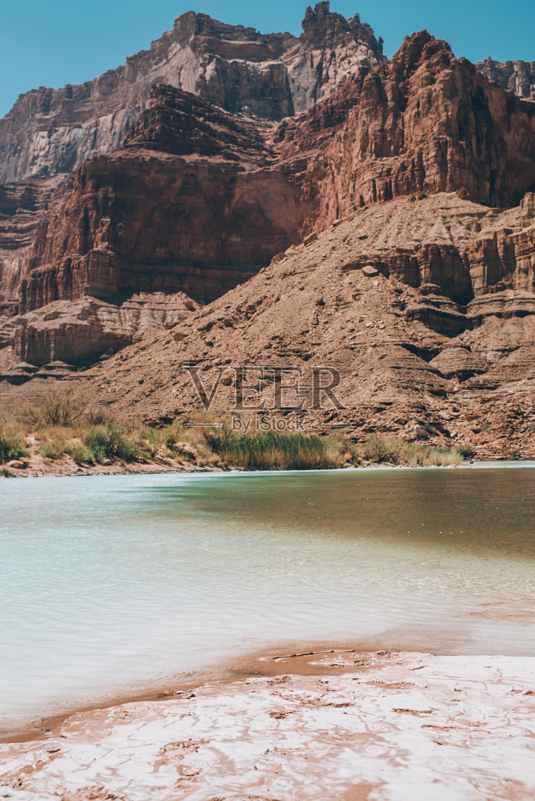 清澈湛蓝的水流在大峡谷交汇照片摄影图片