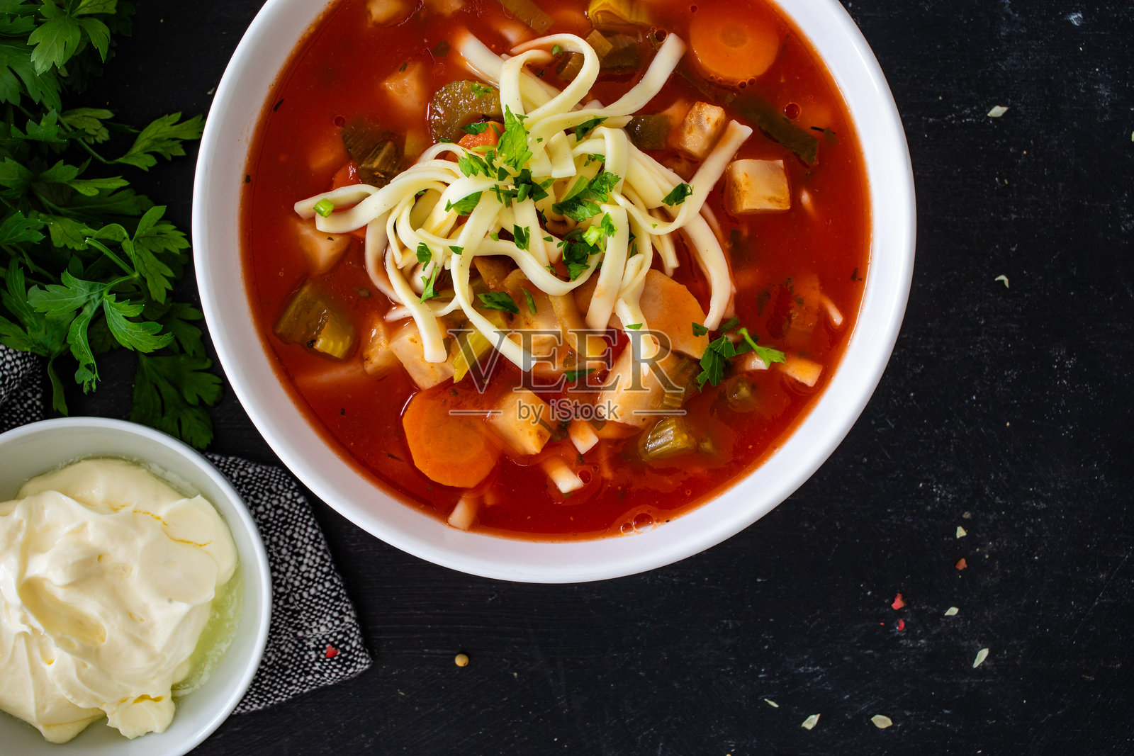 黑色桌子上的蔬菜面条番茄汤照片摄影图片