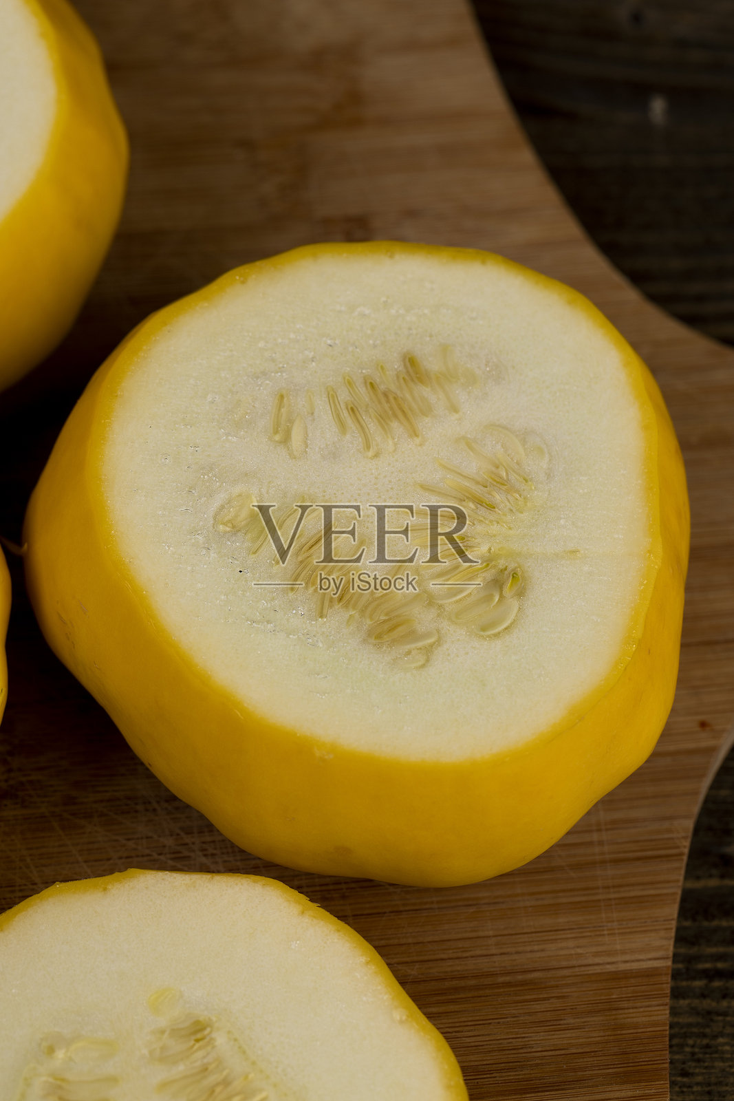 特写镜头下的切开的黄色成熟南瓜放在桌子上照片摄影图片