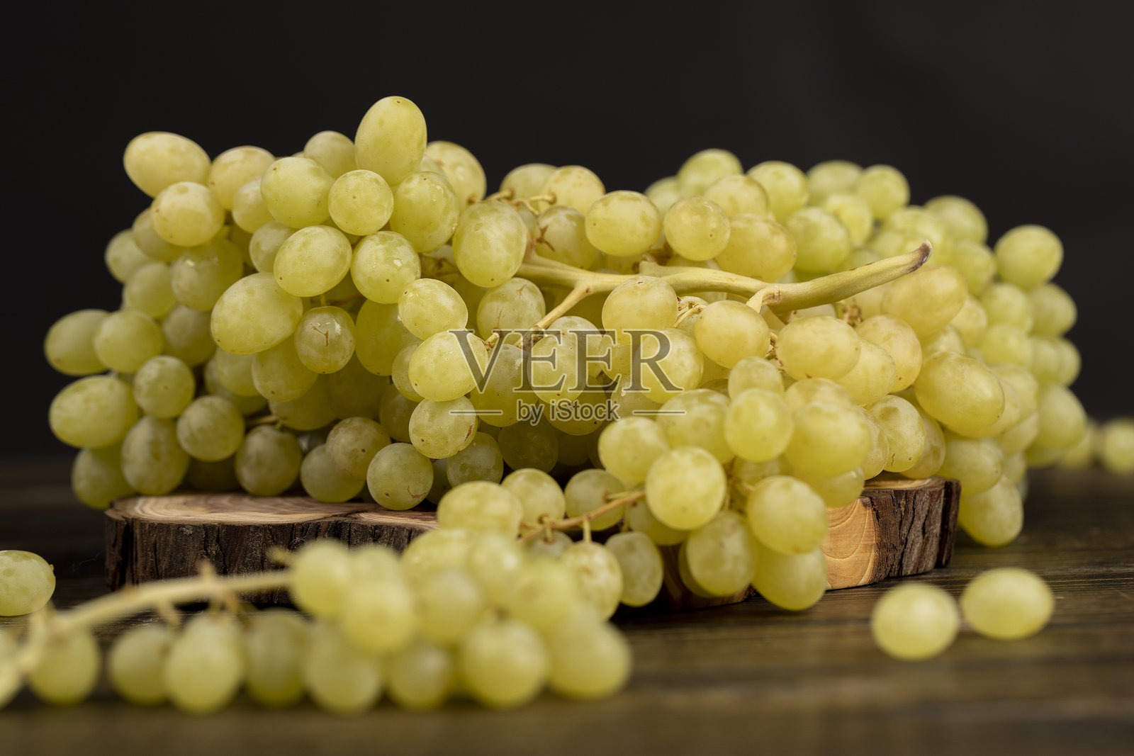 一大堆成熟的绿色葡萄放在桌子上照片摄影图片