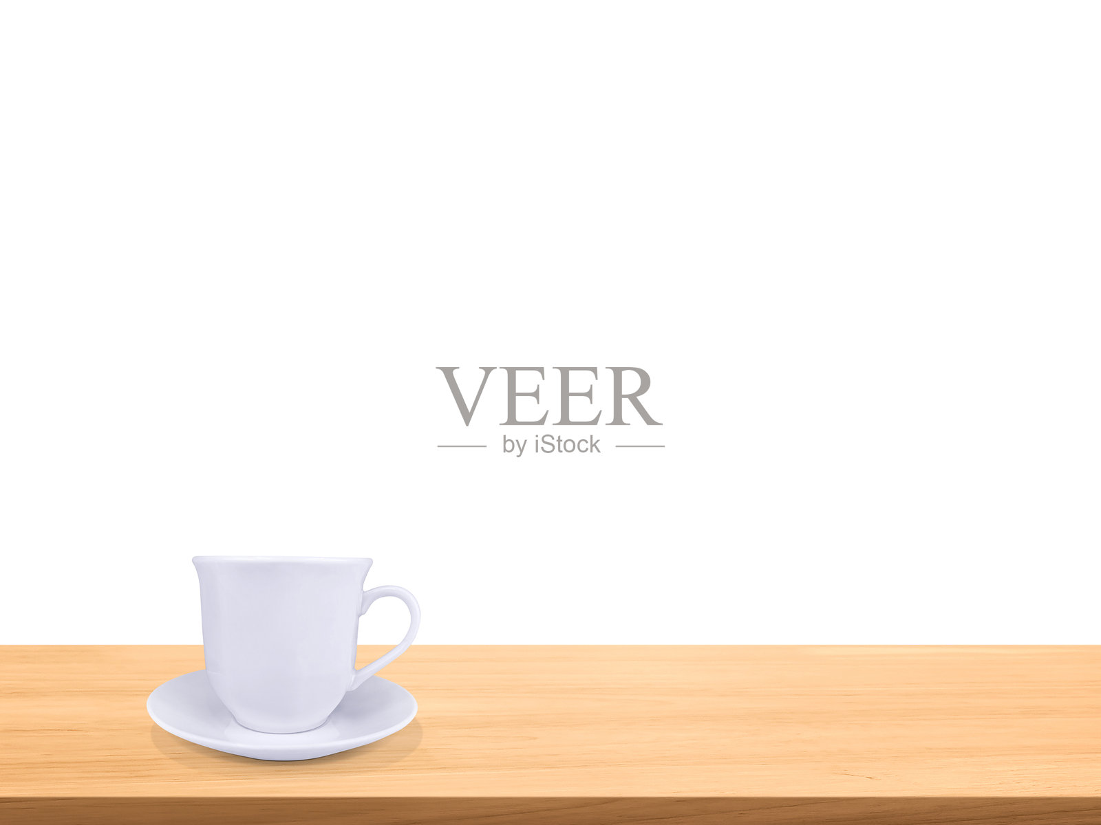 一组白色茶杯或咖啡杯放在木桌上,背景为纯白色。照片摄影图片