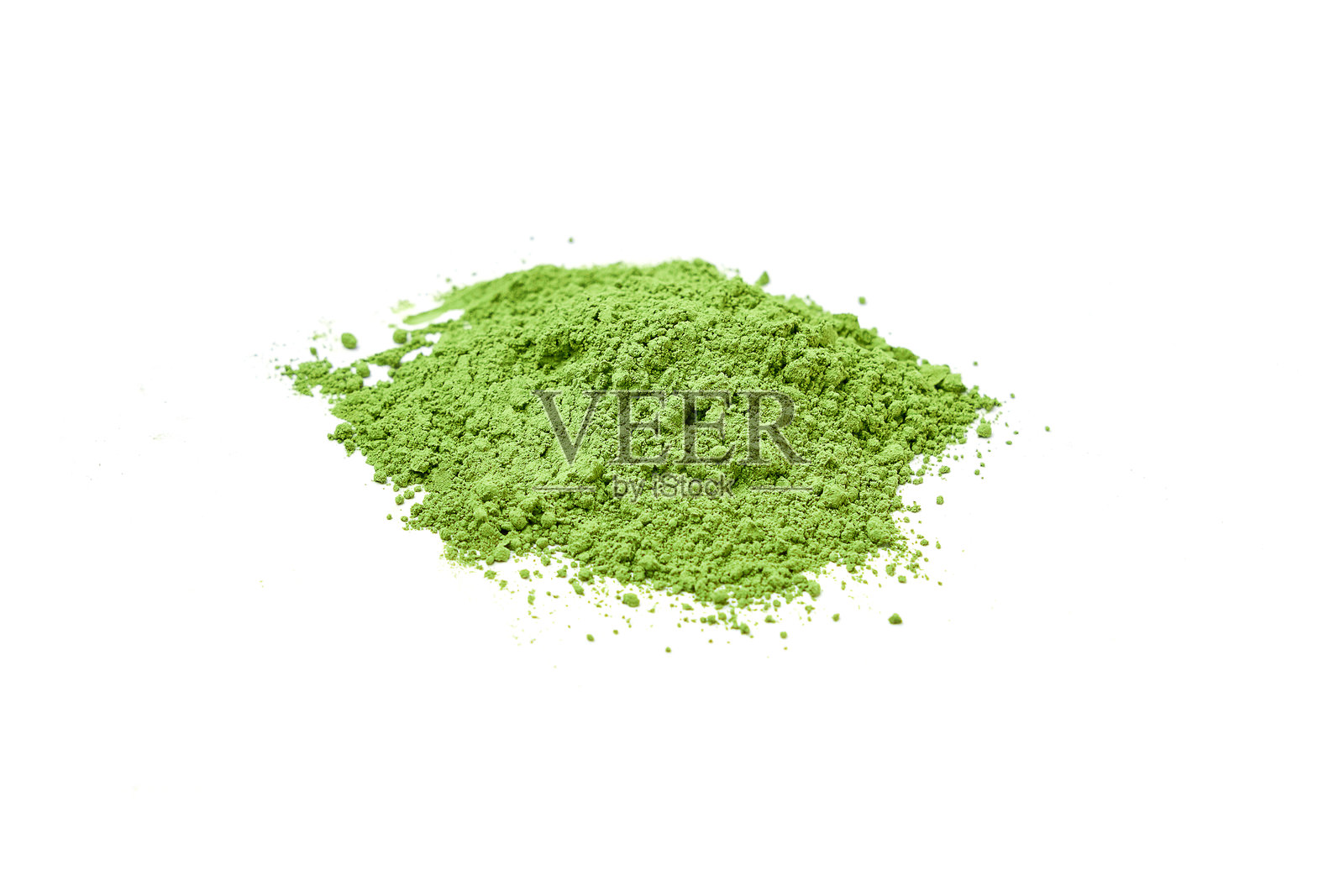 一堆散落的绿茶粉,孤立在白色背景上。照片摄影图片
