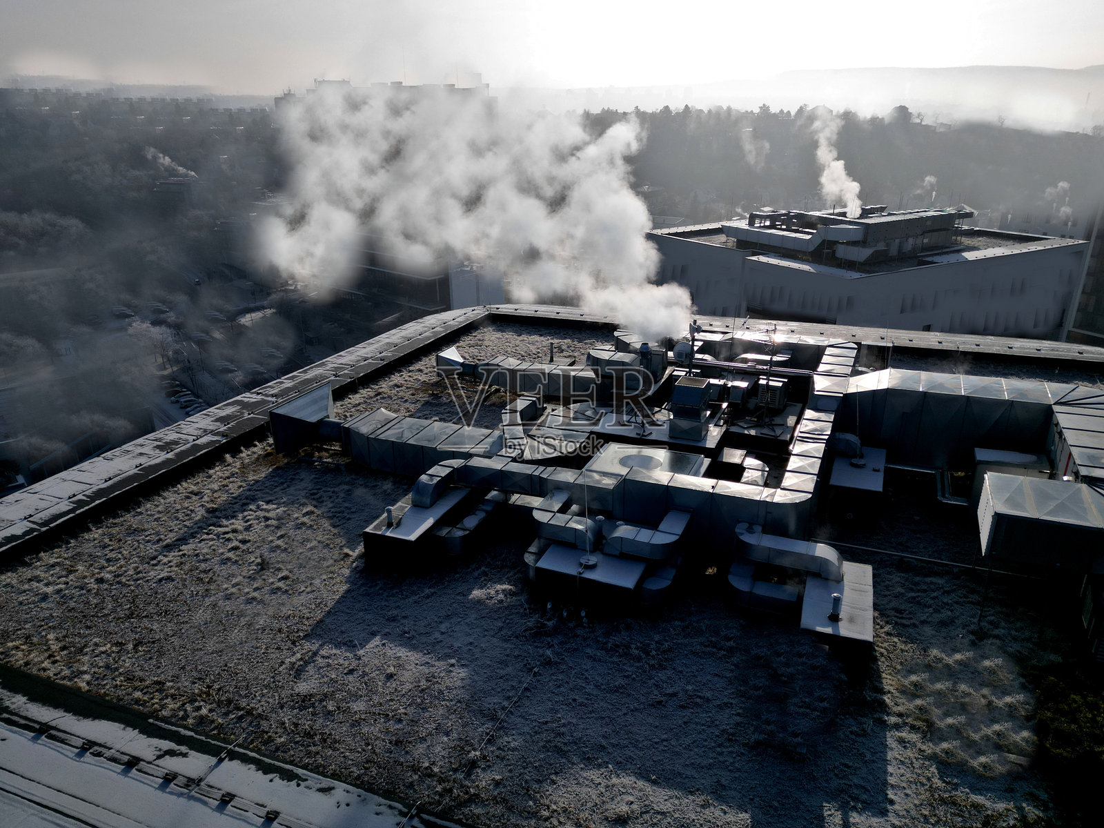 在工业建筑屋顶上安装钢制空调管道照片摄影图片