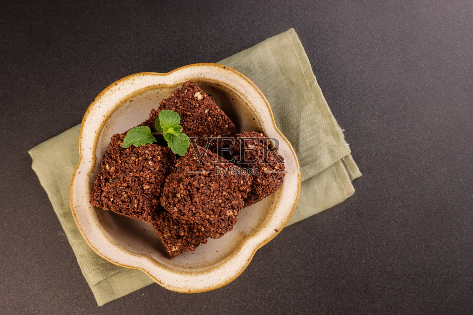 碗中的巧克力Nestum棒,通常在开斋节期间供应。照片摄影图片