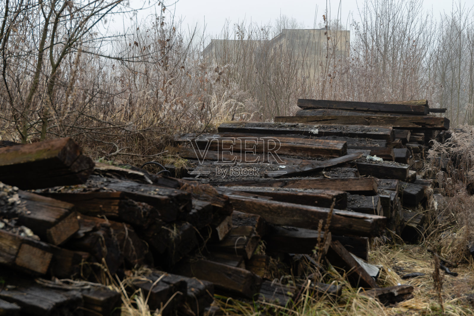 一堆被丢弃的旧木质铁路枕木照片摄影图片