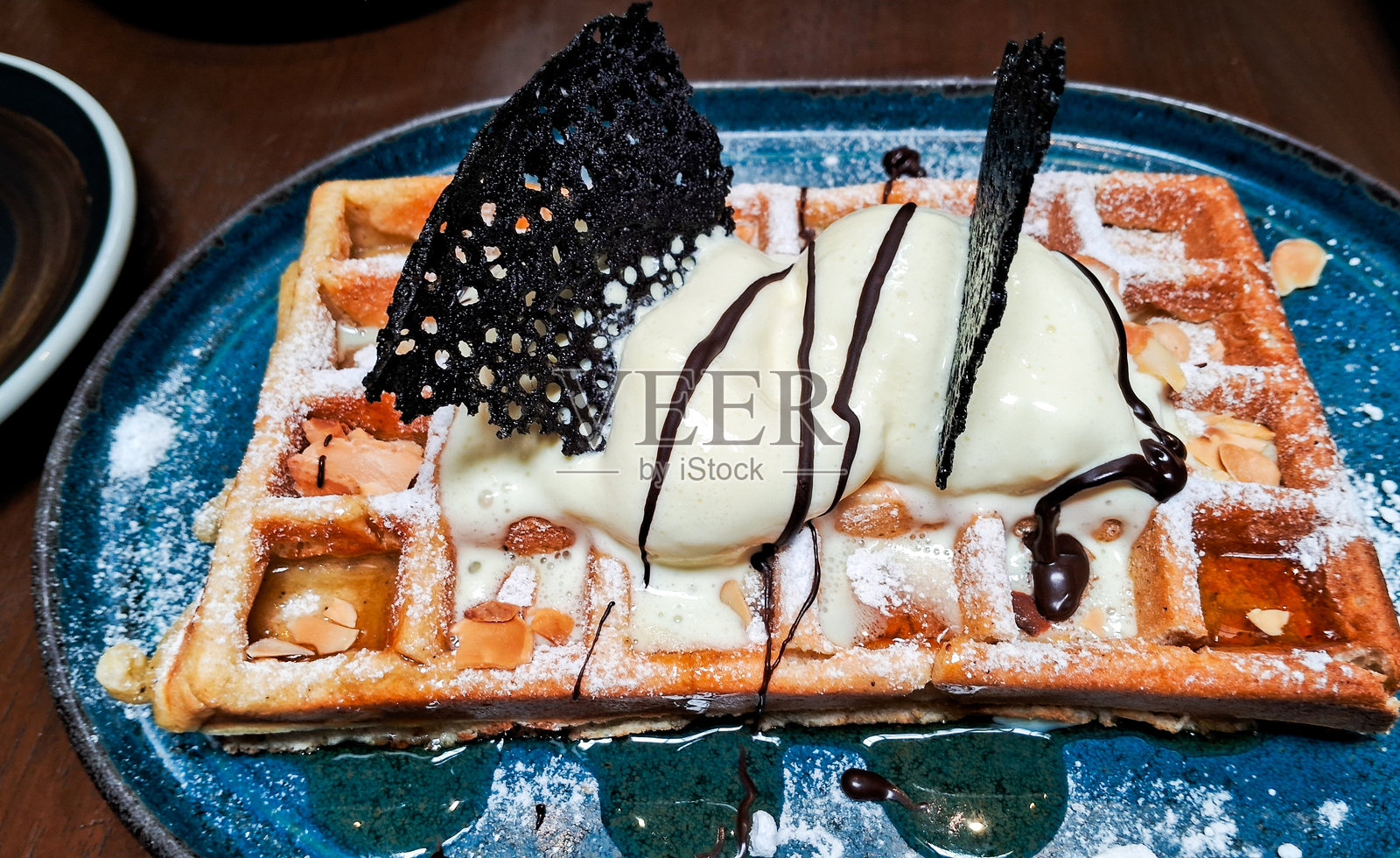 甜点:华夫饼配香草冰淇淋照片摄影图片