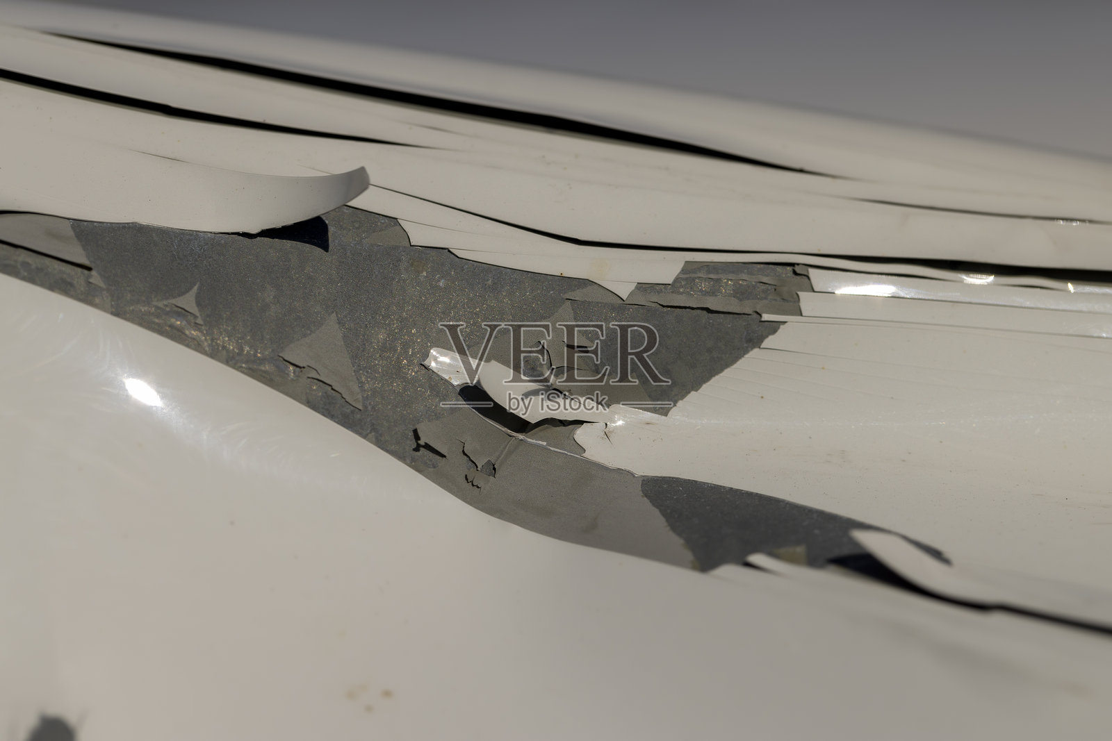 事故后受损汽车的部分是白色的。照片摄影图片