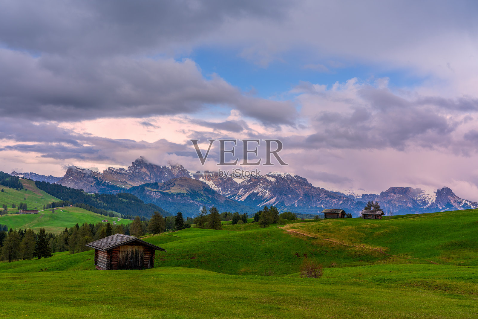 意大利南蒂罗尔多洛米蒂山的塞泽阿尔姆上的古老木屋。照片摄影图片