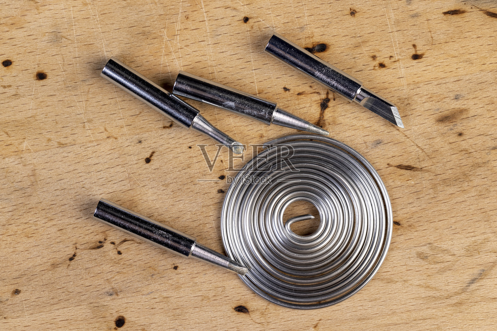 扭曲的弹簧焊料用于修理工作与焊接照片摄影图片