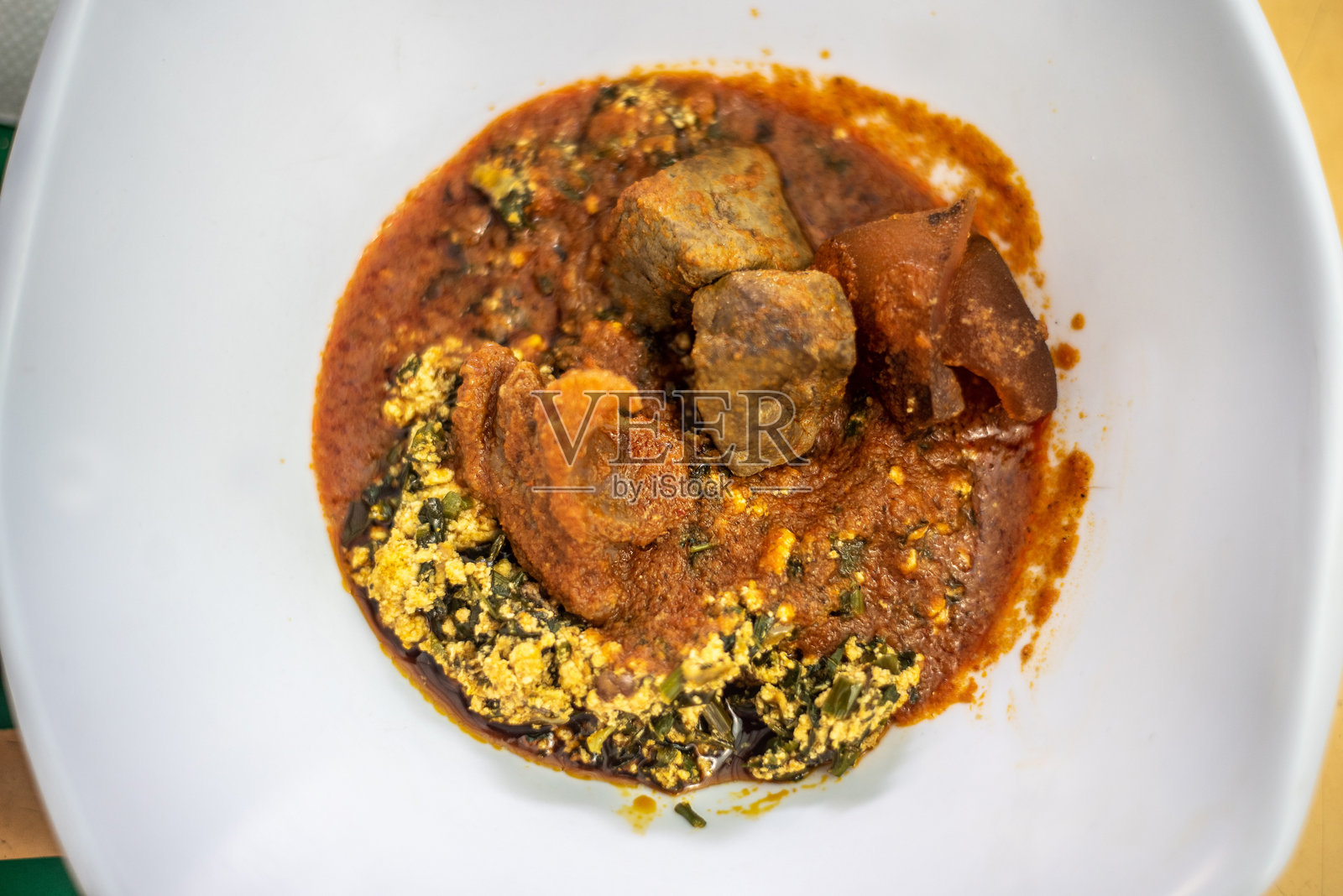 蔬菜汤和肝脏与波莫炖菜照片摄影图片