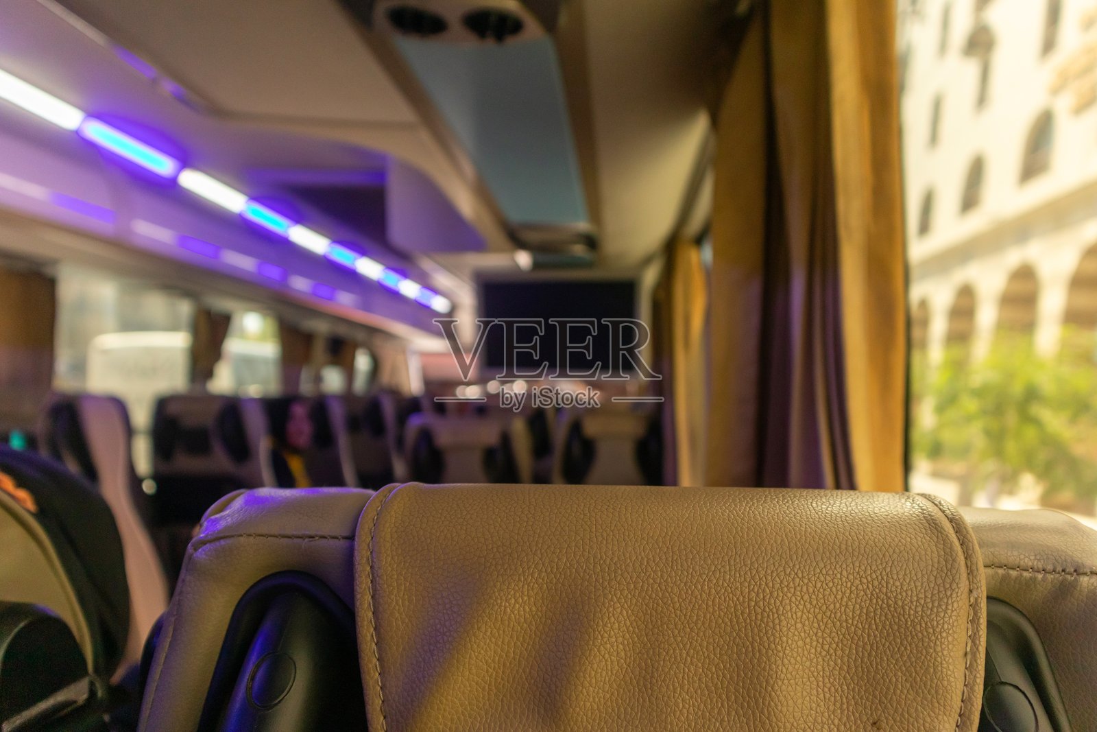 沙特阿拉伯的旅游巴士内部,专为朝觐或小朝觐的朝圣者服务照片摄影图片