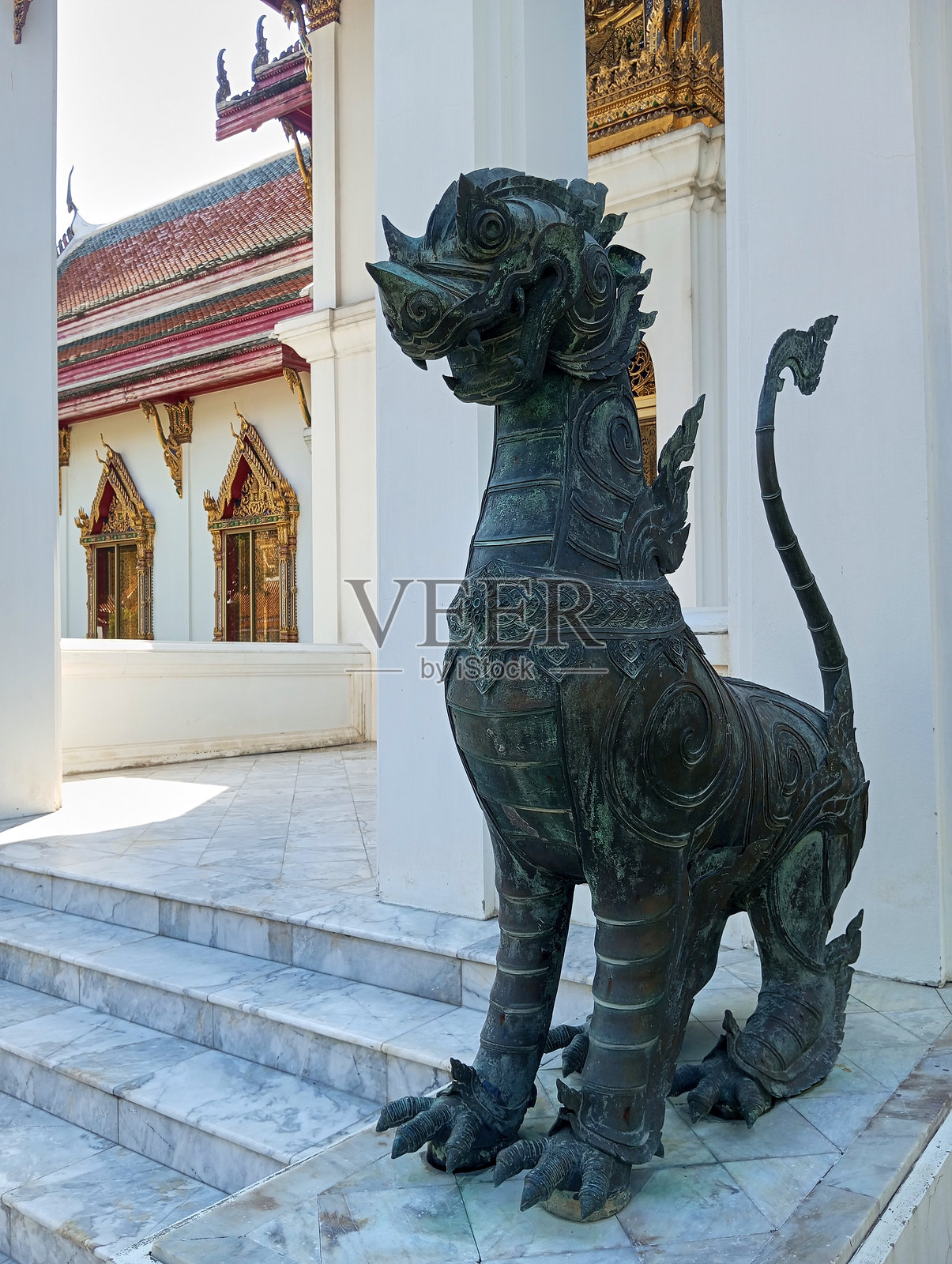 曼谷的班赞玛波寺-泰国-2018年4月15日:一名未被识别的游客在2018年4月15日于曼谷的班赞玛波寺。照片摄影图片