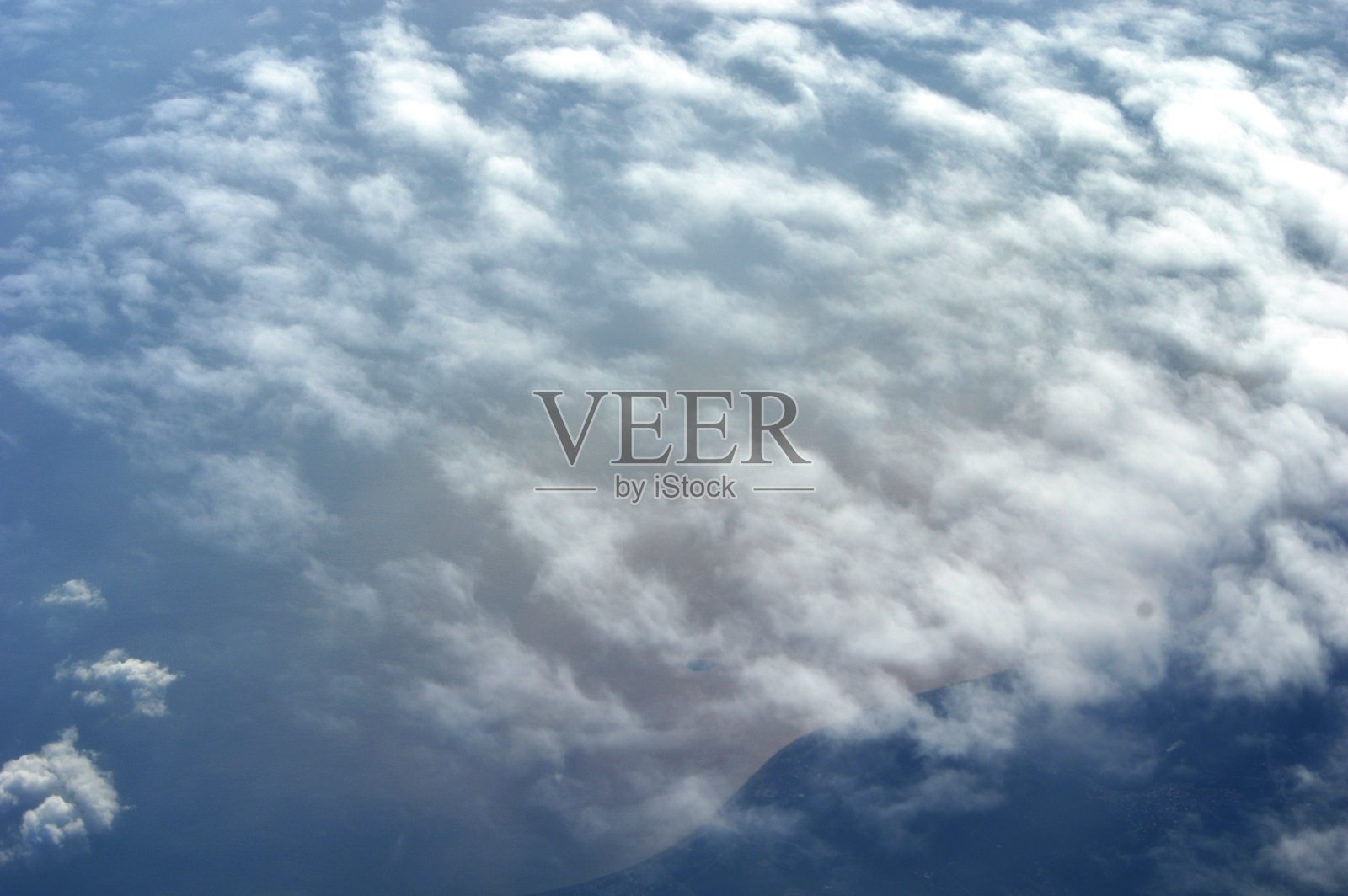 从飞机上俯瞰云朵的景象照片摄影图片