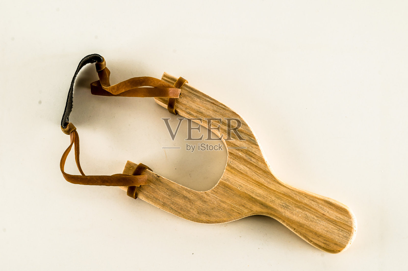 一张带皮革带的木制渔网照片摄影图片