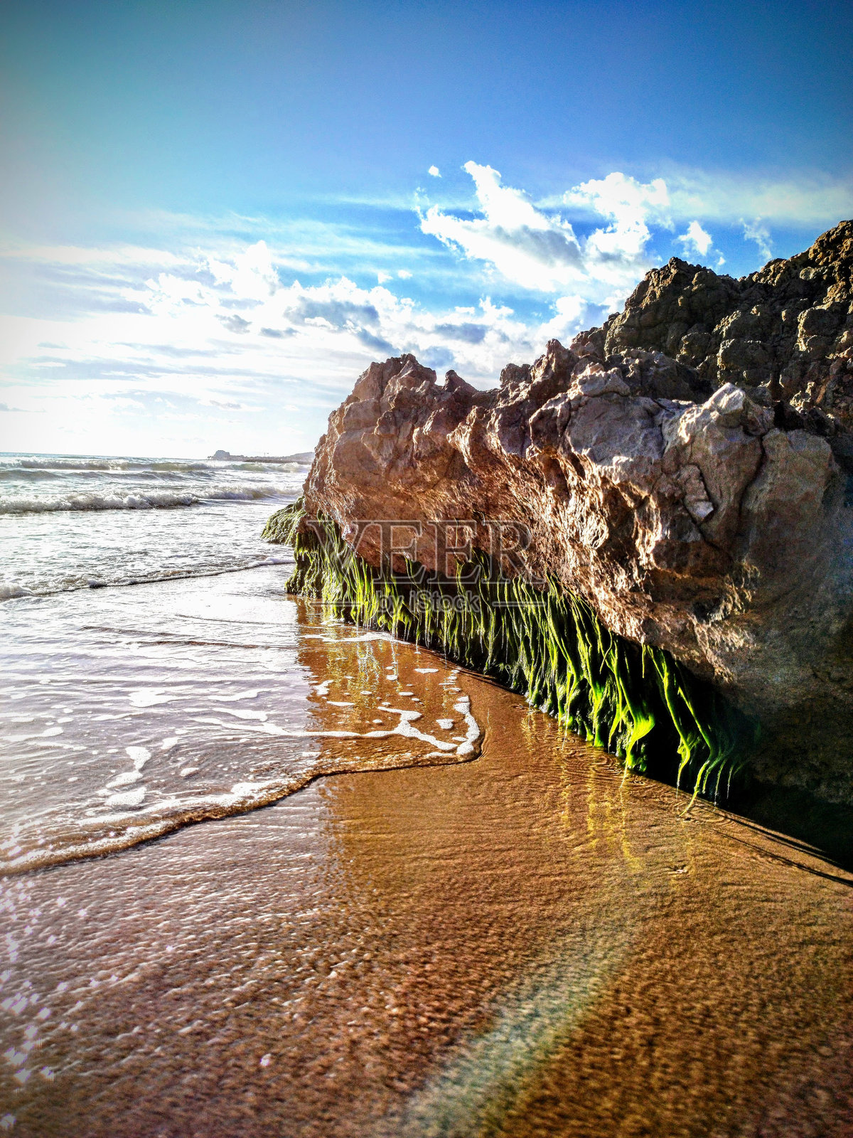 海滩上的岩石和沙子,西切斯。照片摄影图片