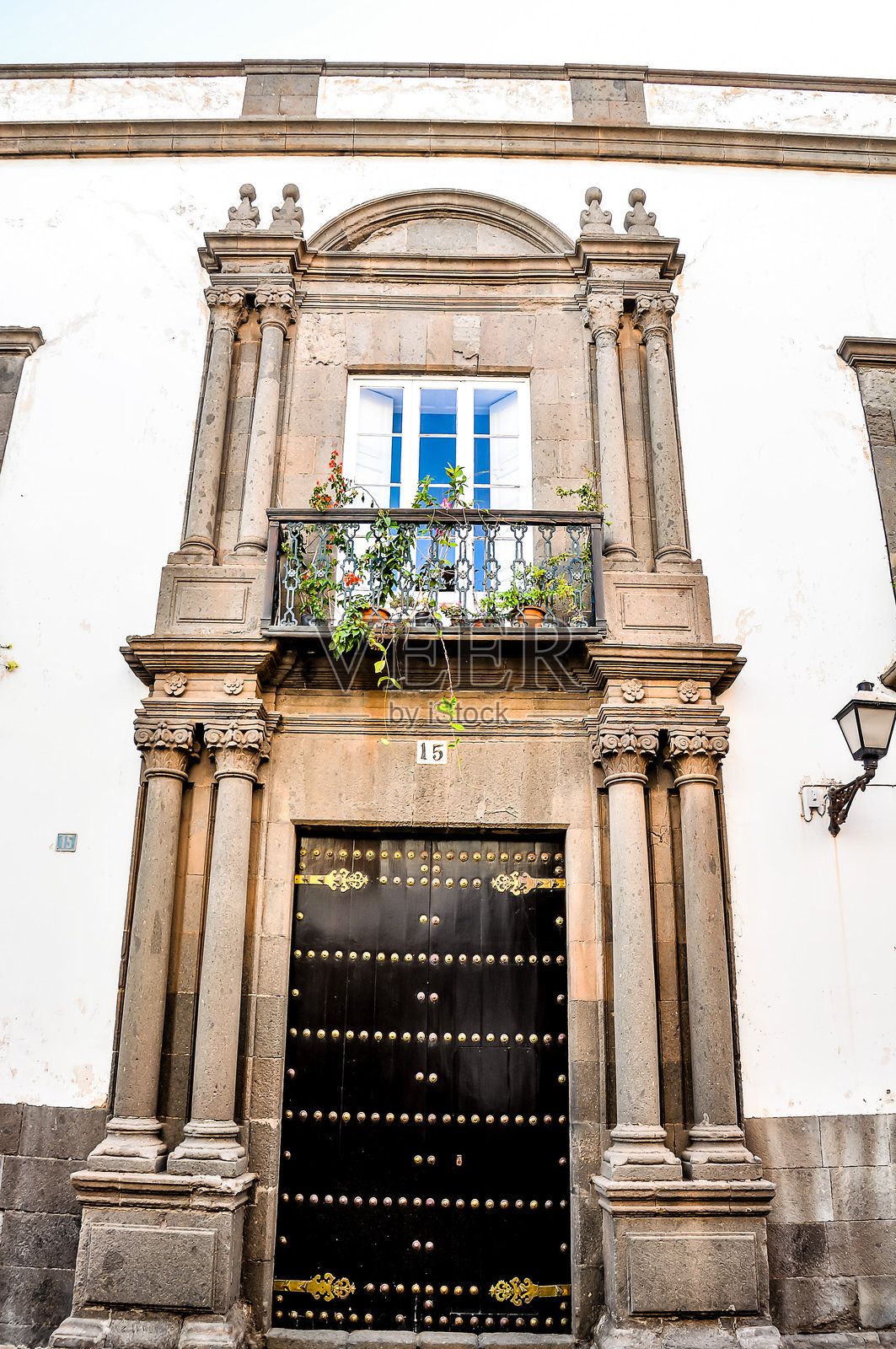 一座带阳台和蓝色窗户的大楼照片摄影图片