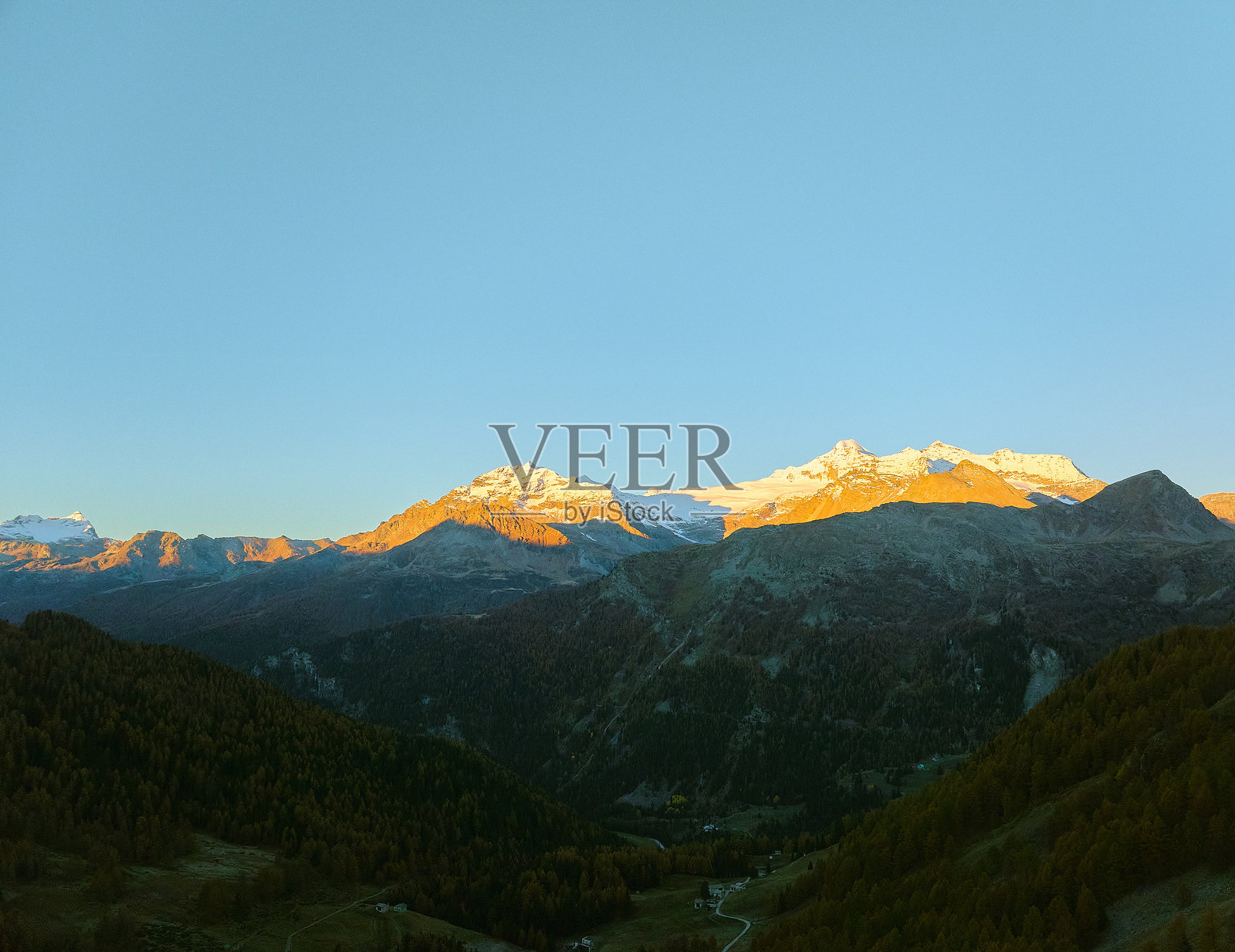 金色日落下的山脉全景照片摄影图片