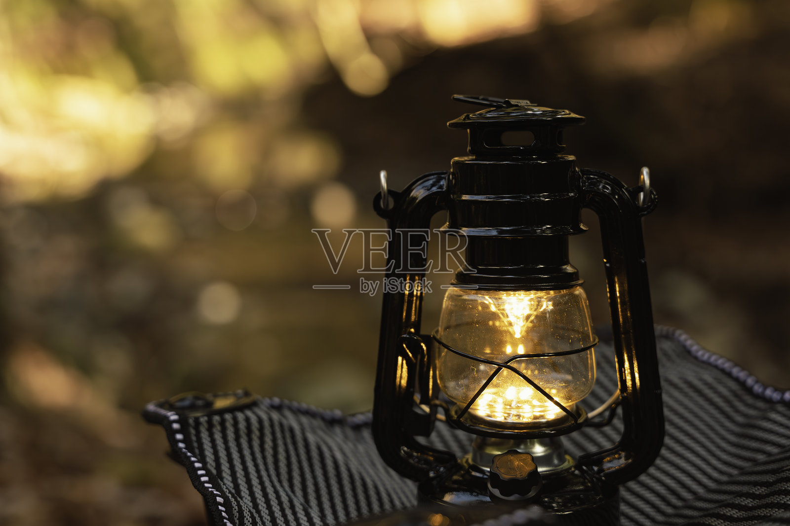 河岸边,点亮的灯笼,秋季露营照片摄影图片