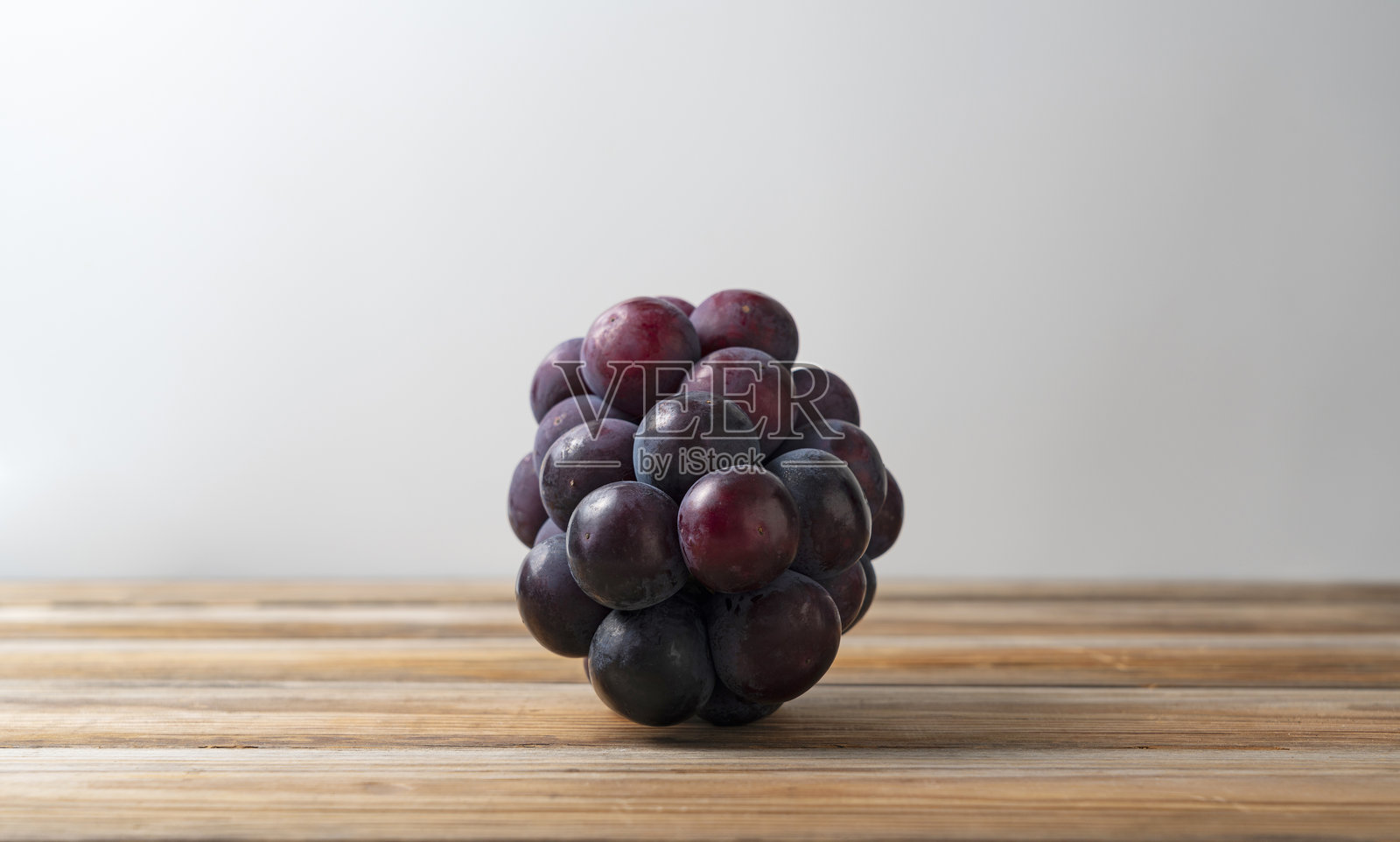 新鲜的日本先锋葡萄放在木质表面上照片摄影图片