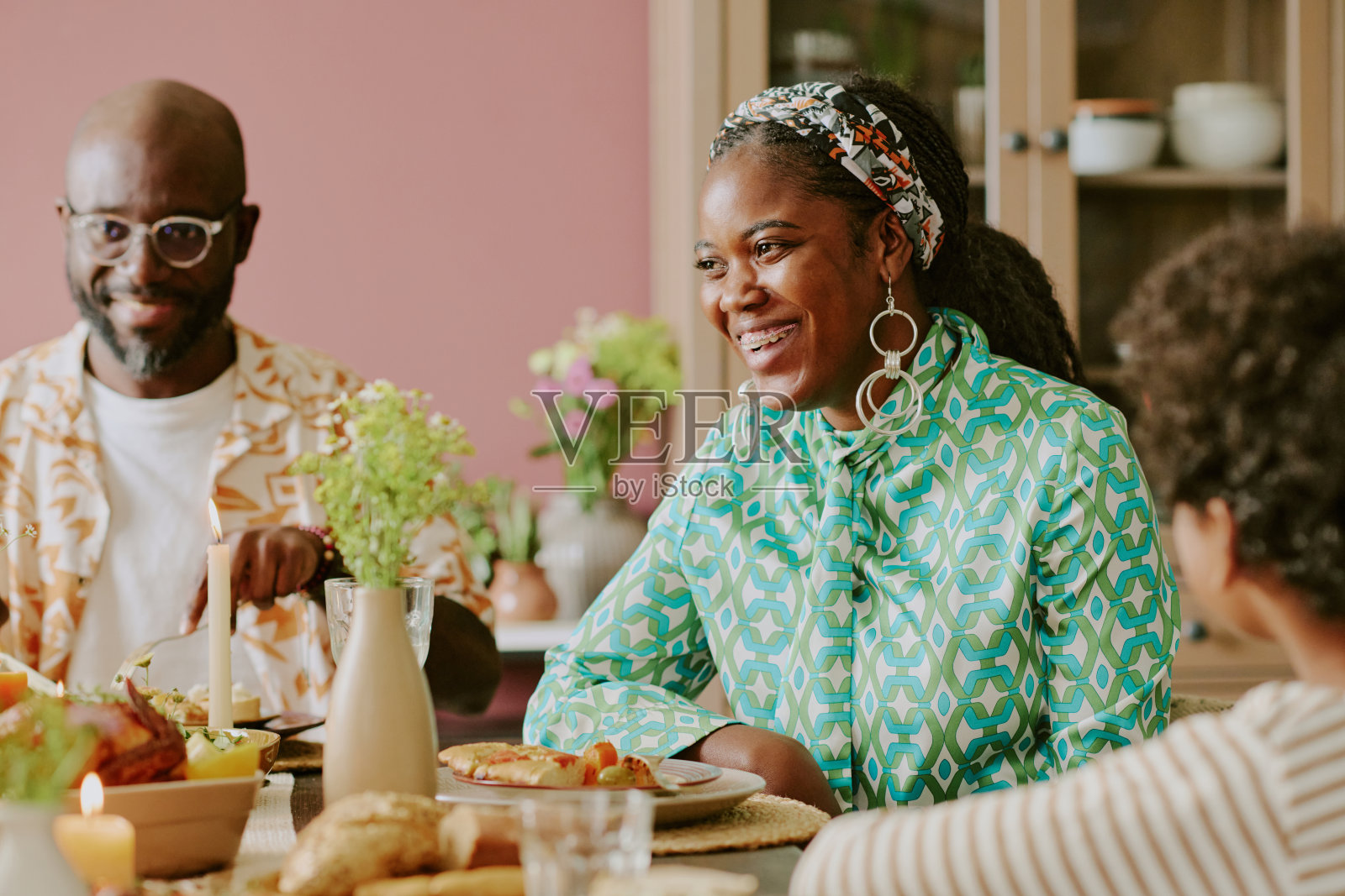 微笑的女性坐在桌子旁照片摄影图片