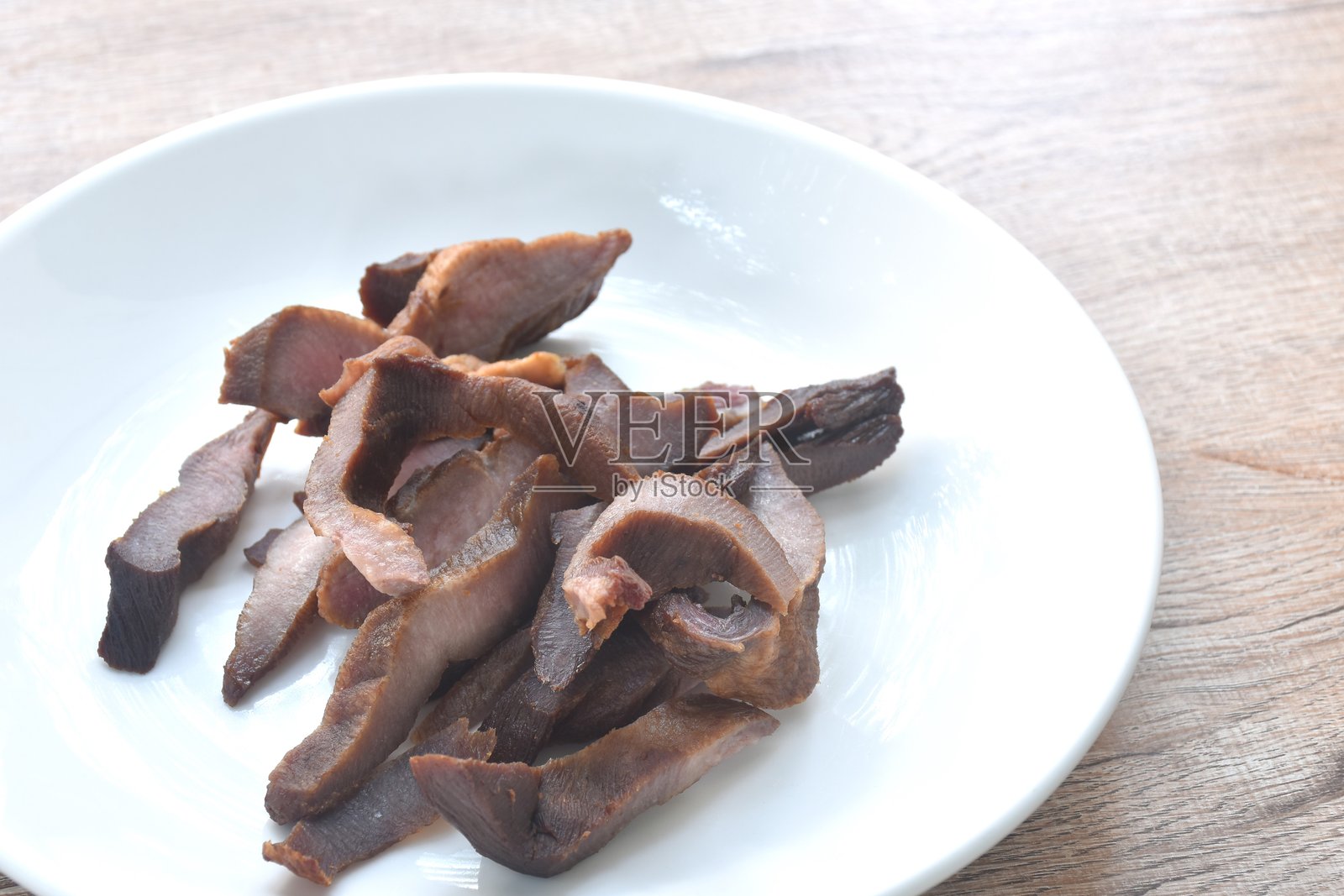炸咸牛舌片配胡椒放在盘子里照片摄影图片