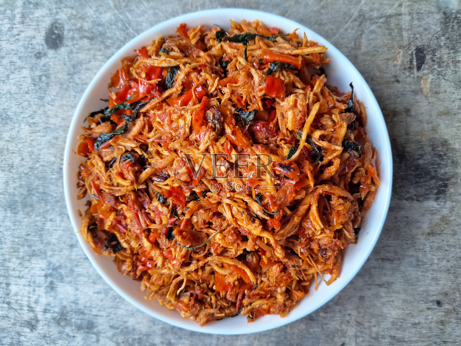 美味的辣味撕鸡,配有煮熟的鸡肉、洋葱、大蒜、罗勒、盐、糖和蘑菇汤调味料。食品菜单。俯视图。照片摄影图片