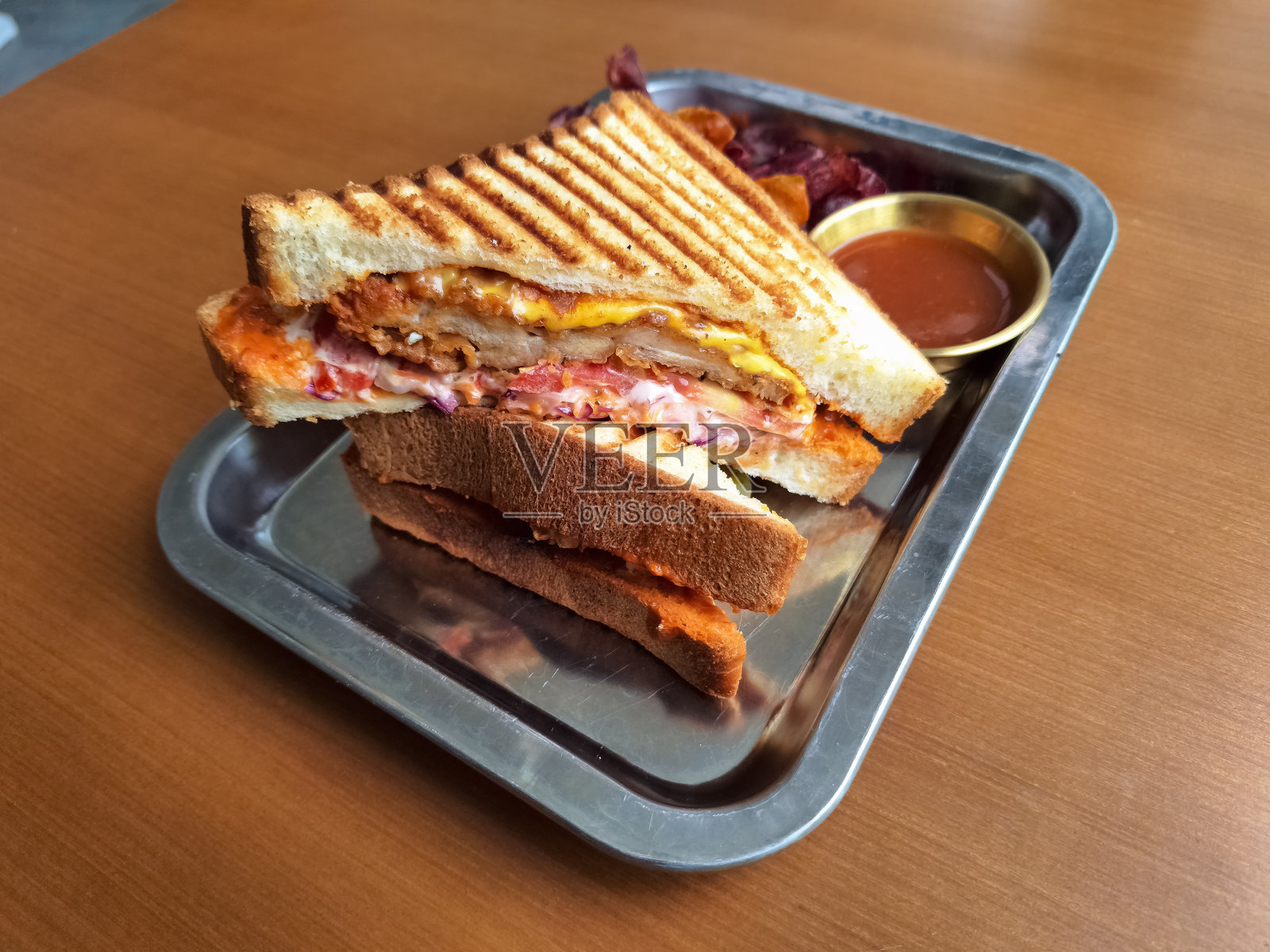 美味的墨西哥辣椒酪乳鸡肉三明治,配有烤面包、鸡肉排、卷心菜沙拉、奶酪、墨西哥辣椒蛋黄酱、混合生菜、红薯片和烧烤酱。菜单。照片摄影图片